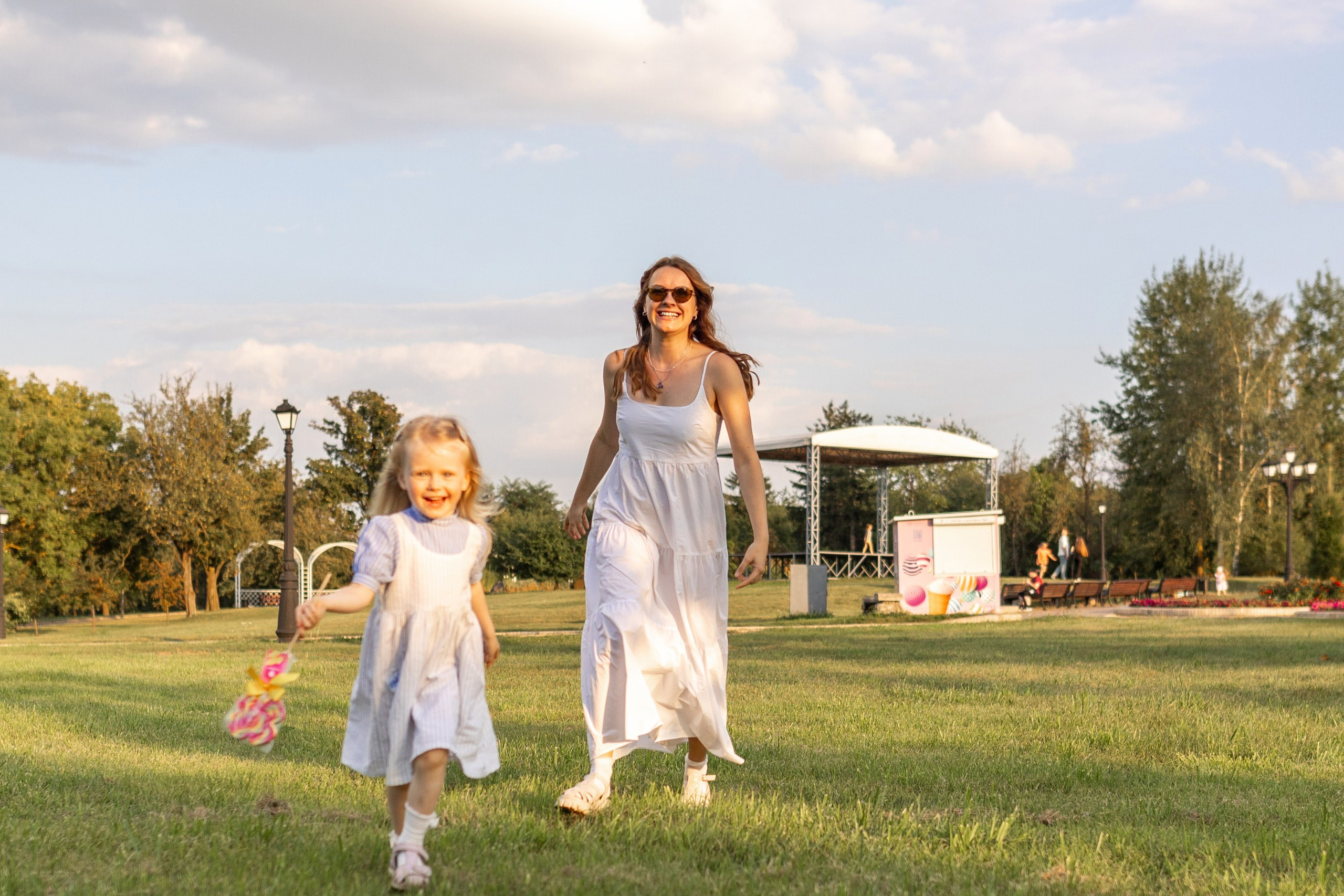 Стеша с мамой. Профессиональный интерьерный и репортажный фотограф Минск и РБ. Максим Орлов