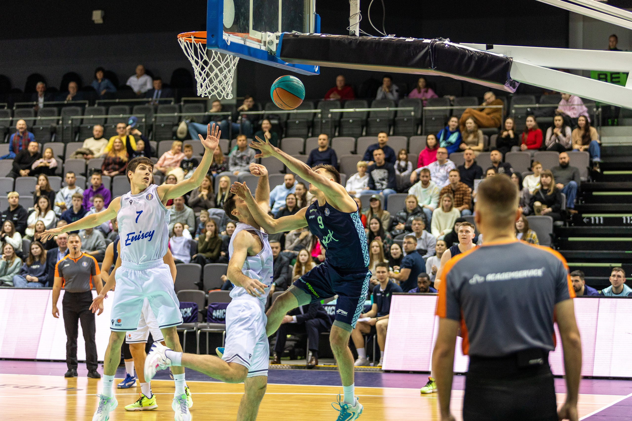 Баскетбол. Лучшие кадры. Минск — Енисей. 11.12.2023. Профессиональный интерьерный и репортажный фотограф Минск и РБ. Максим Орлов