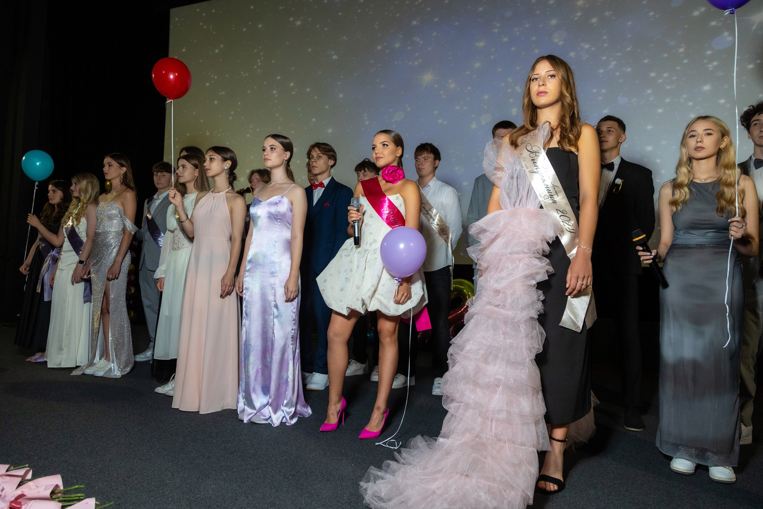 Вручение дипломов. 47 школа. Профессиональный интерьерный и репортажный фотограф Минск и РБ. Максим Орлов