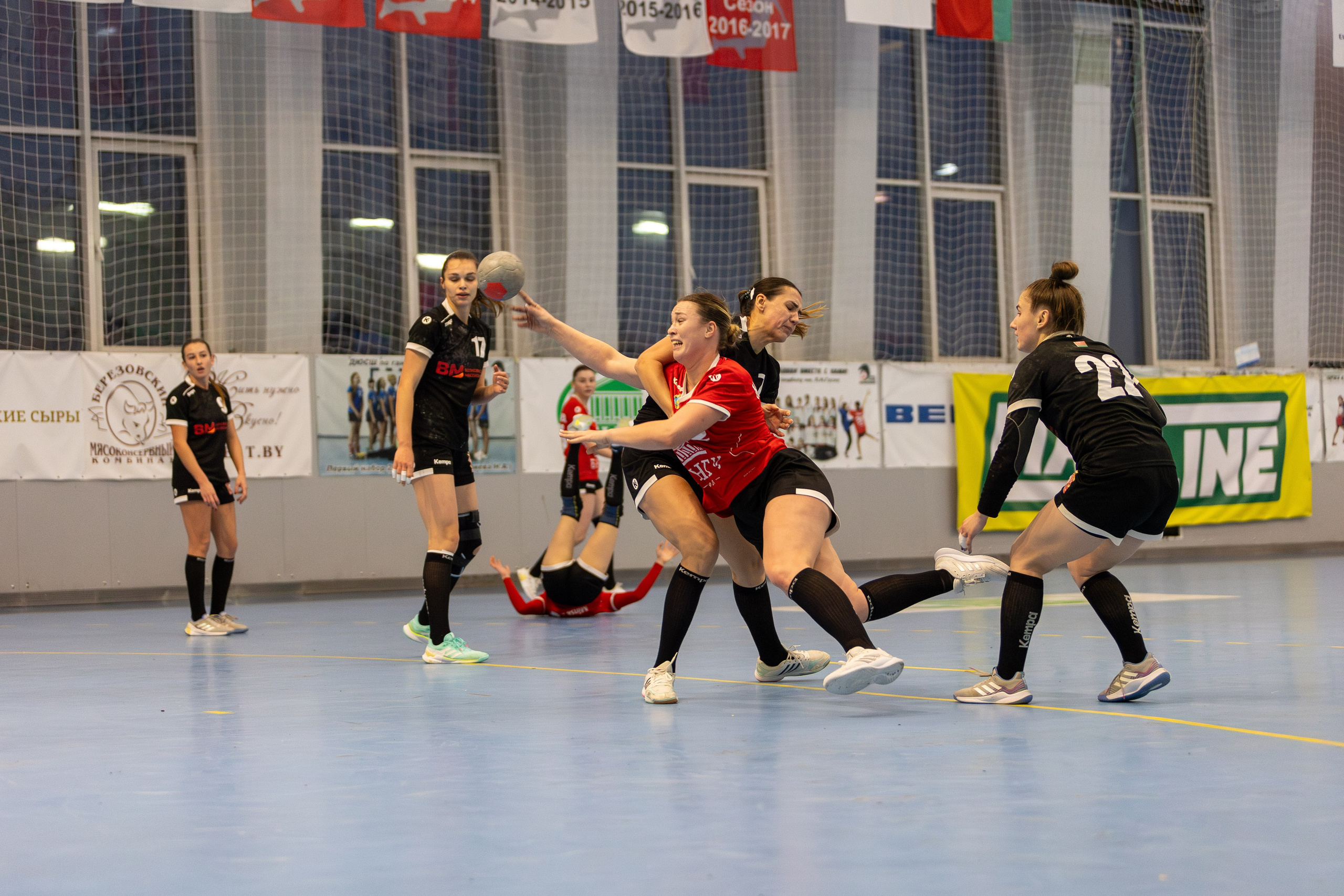 Гандбол. Лучшие кадры. БНТУ — Гродничанка. 13.12.2023. Профессиональный интерьерный и репортажный фотограф Минск и РБ. Максим Орлов