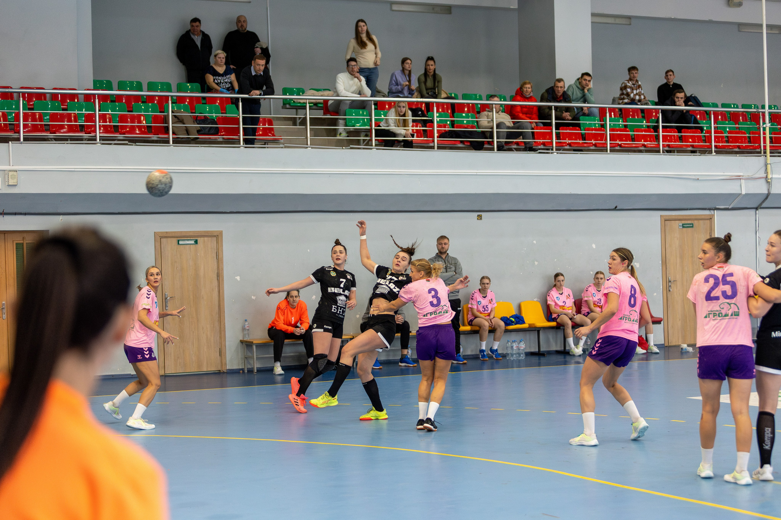 Женский гандбол. Лучшие кадры. БНТУ — Березина 09.12.2023. Профессиональный интерьерный и репортажный фотограф Минск и РБ. Максим Орлов