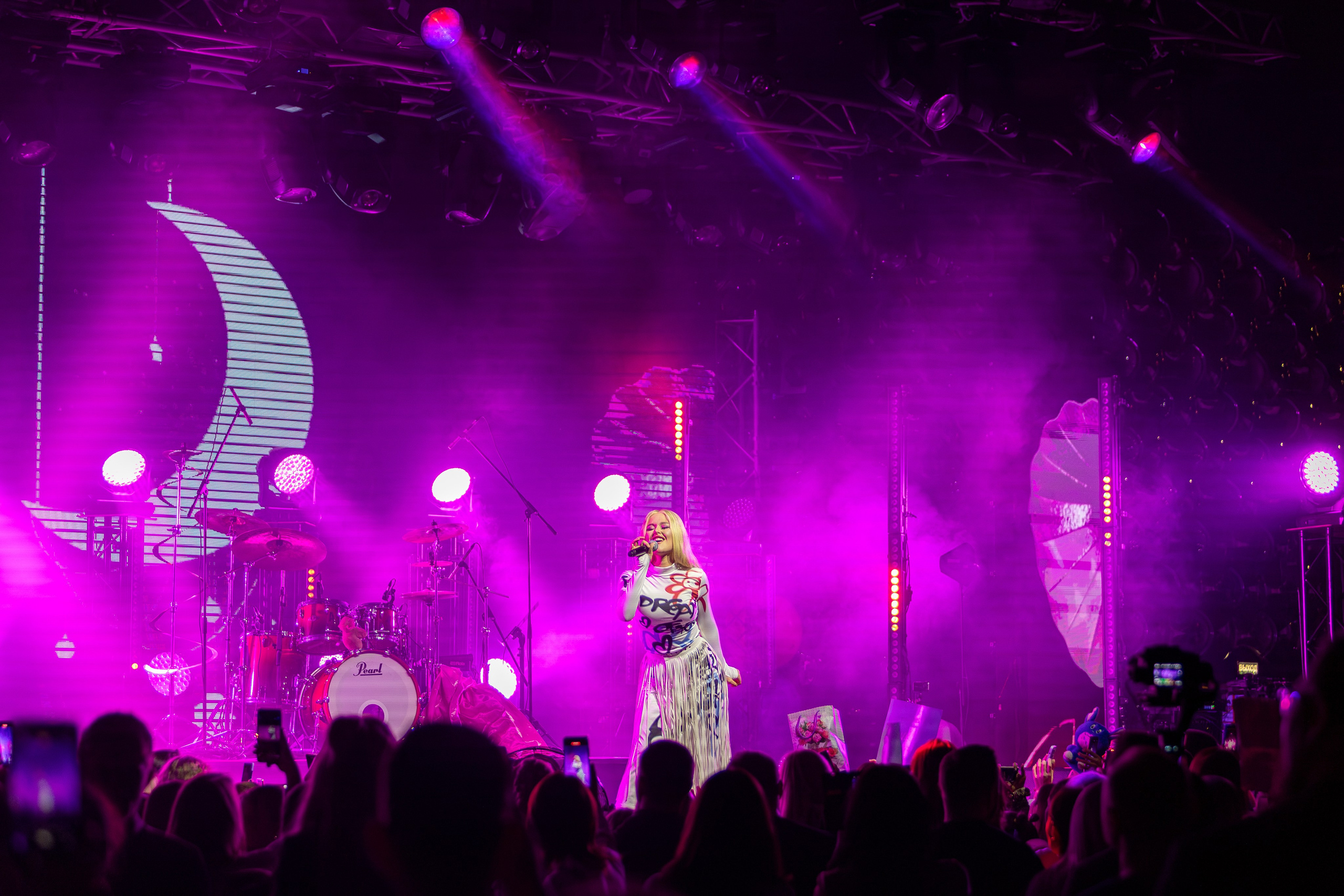 Концерт Насти Кравченко. Профессиональный интерьерный и репортажный фотограф Минск и РБ. Максим Орлов