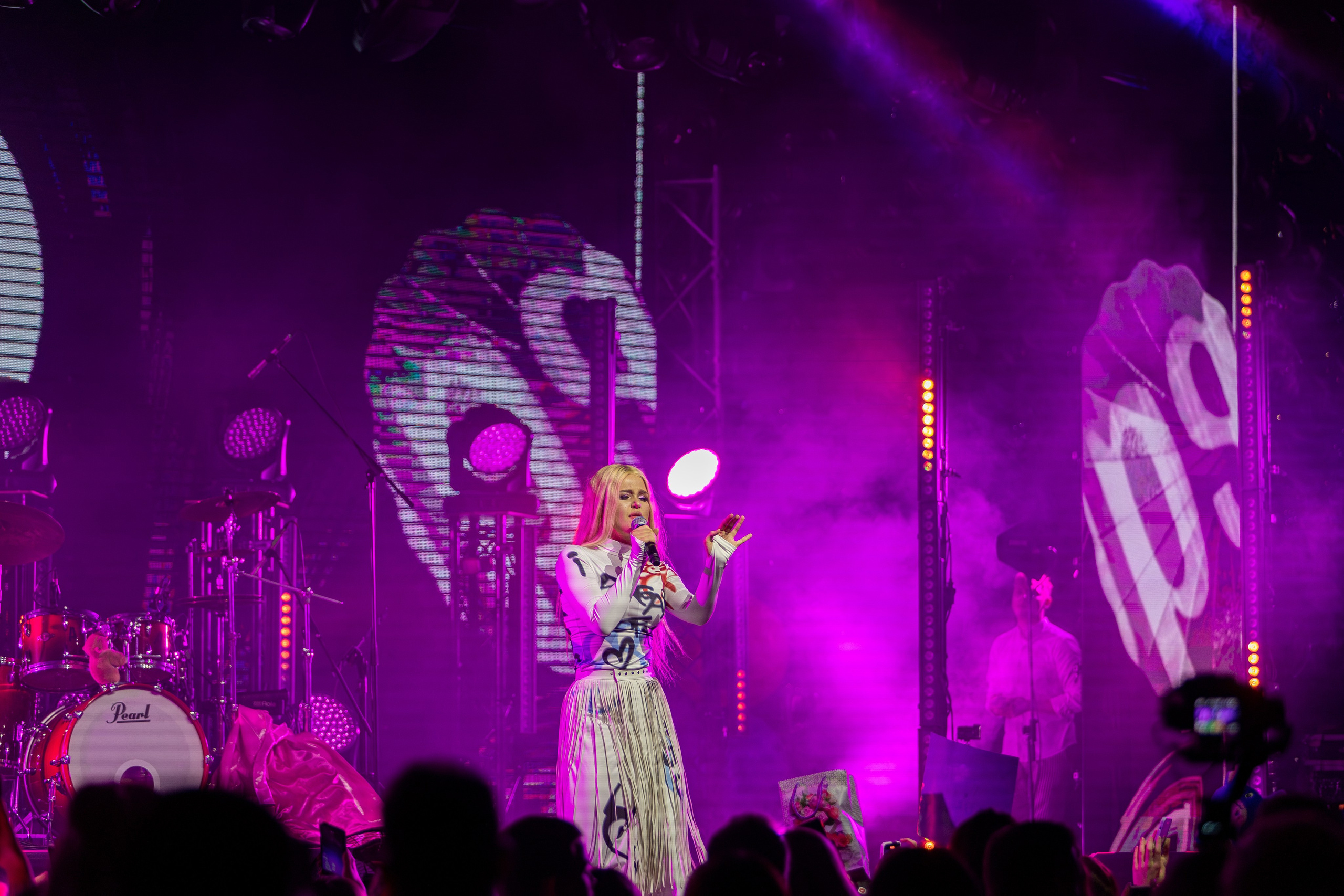 Концерт Насти Кравченко. Профессиональный интерьерный и репортажный фотограф Минск и РБ. Максим Орлов