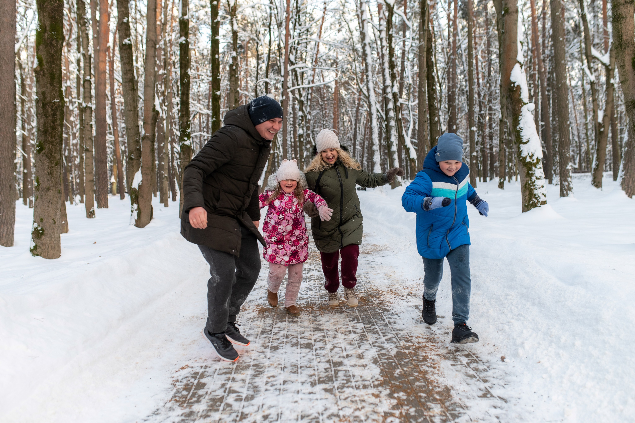 Сергей с семьей (в парке). Профессиональный интерьерный и репортажный фотограф Минск и РБ. Максим Орлов