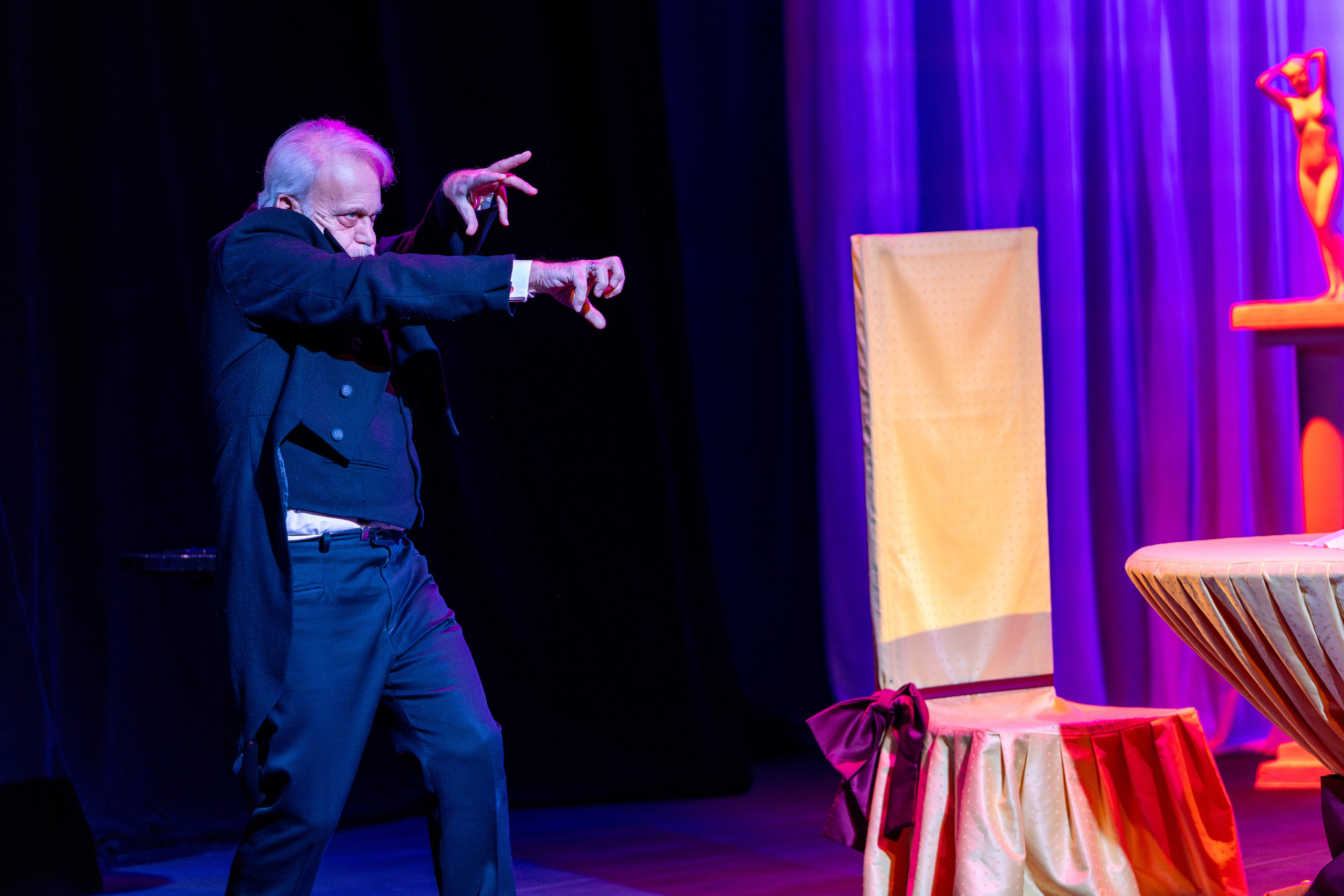 Новый театр «Как важно быть серьезным». Профессиональный интерьерный и репортажный фотограф Минск и РБ. Максим Орлов