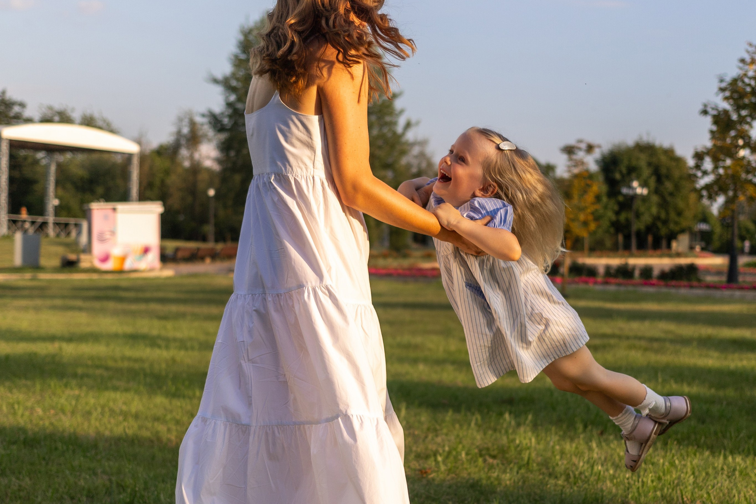 Стеша с мамой. Профессиональный интерьерный и репортажный фотограф Минск и РБ. Максим Орлов