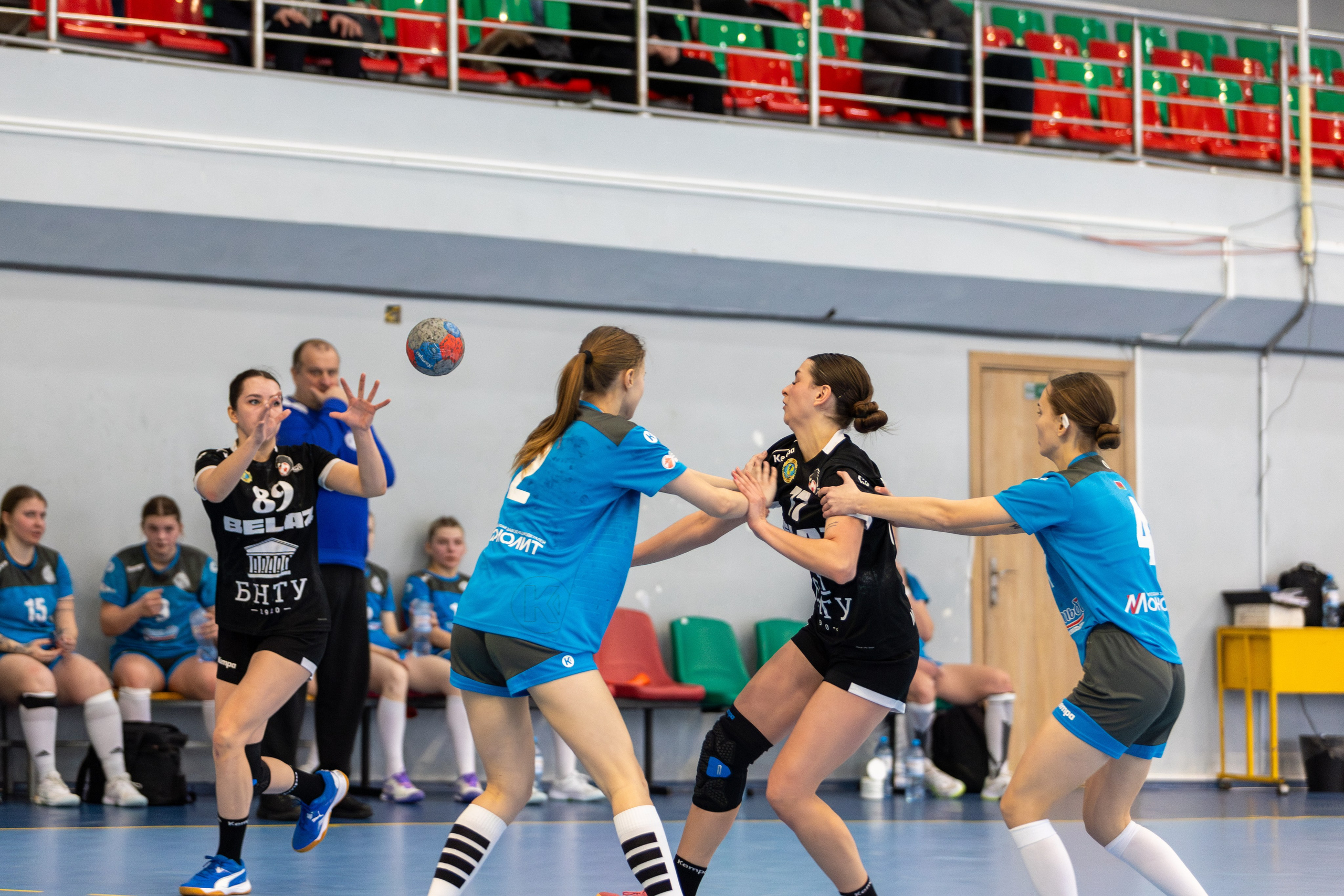 Гандбол. Лучшие кадры. БНТУ — Витебчанка. Профессиональный интерьерный и репортажный фотограф Минск и РБ. Максим Орлов