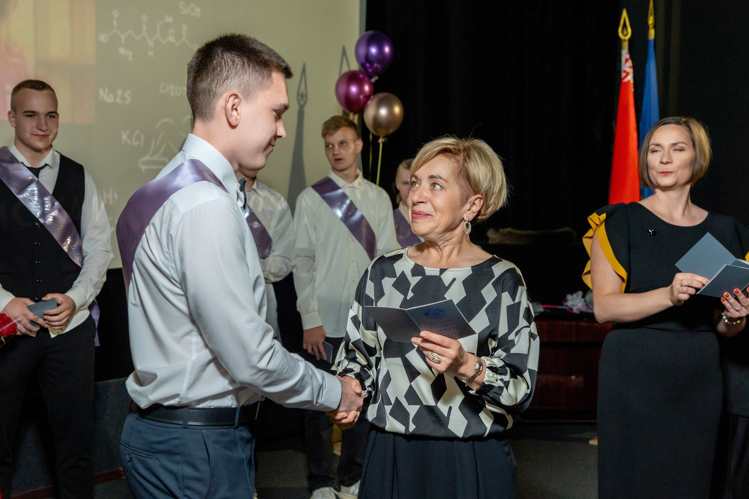 Вручение дипломов. 47 школа. Профессиональный интерьерный и репортажный фотограф Минск и РБ. Максим Орлов