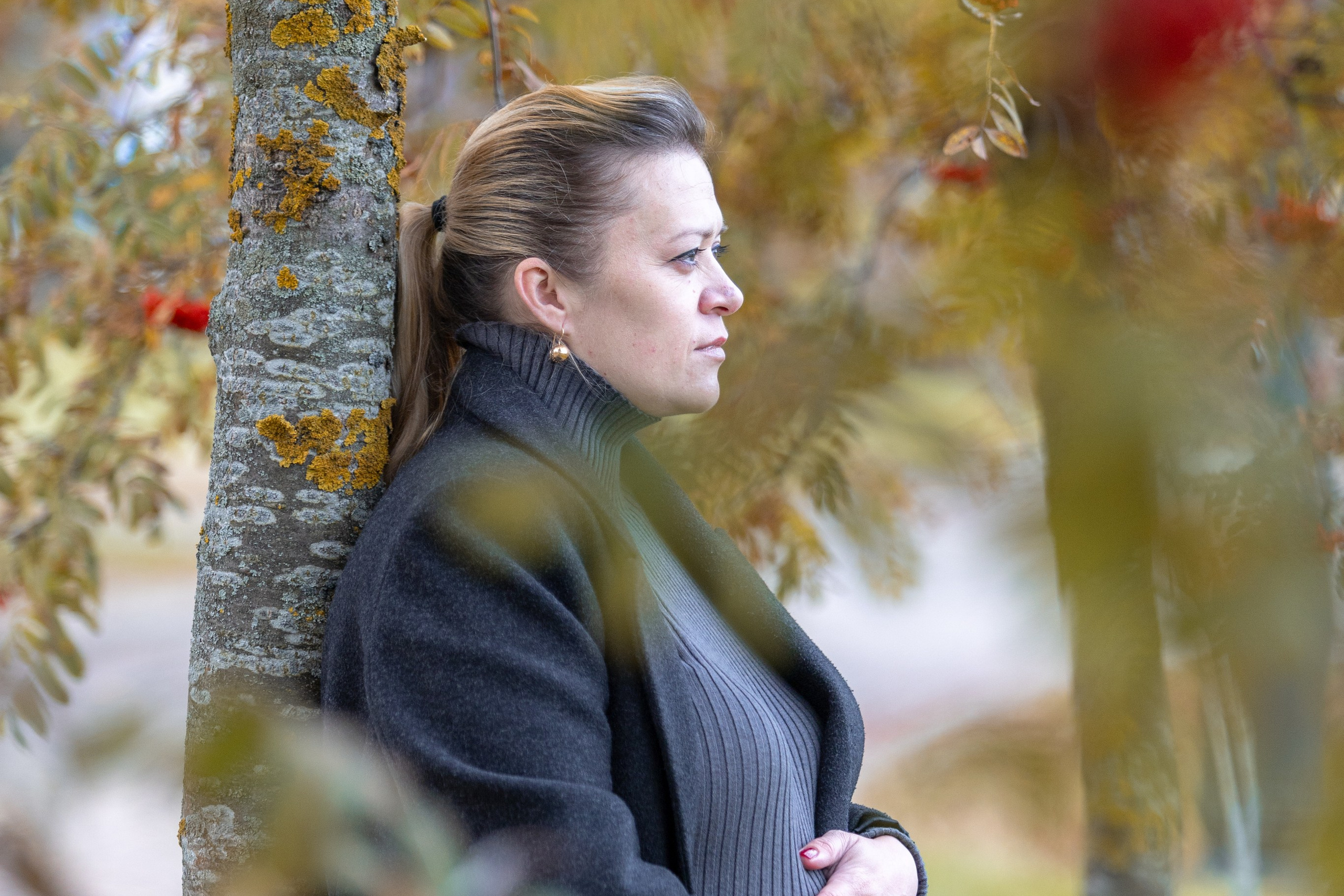 Олег и Марина. В ожидании. Фотосъемка в парке. Профессиональный интерьерный и репортажный фотограф Минск и РБ. Максим Орлов