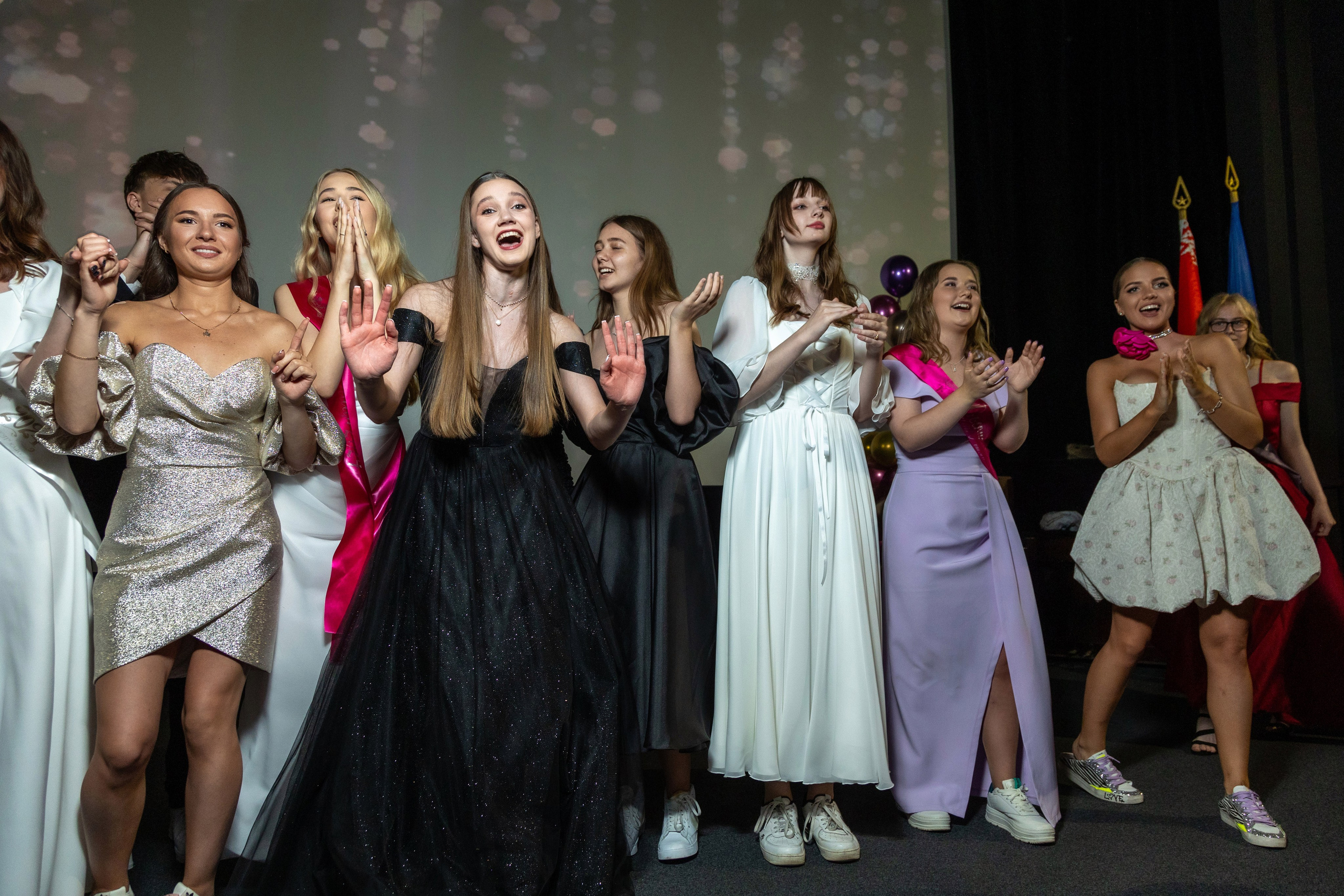 Вручение дипломов. 47 школа. Профессиональный интерьерный и репортажный фотограф Минск и РБ. Максим Орлов