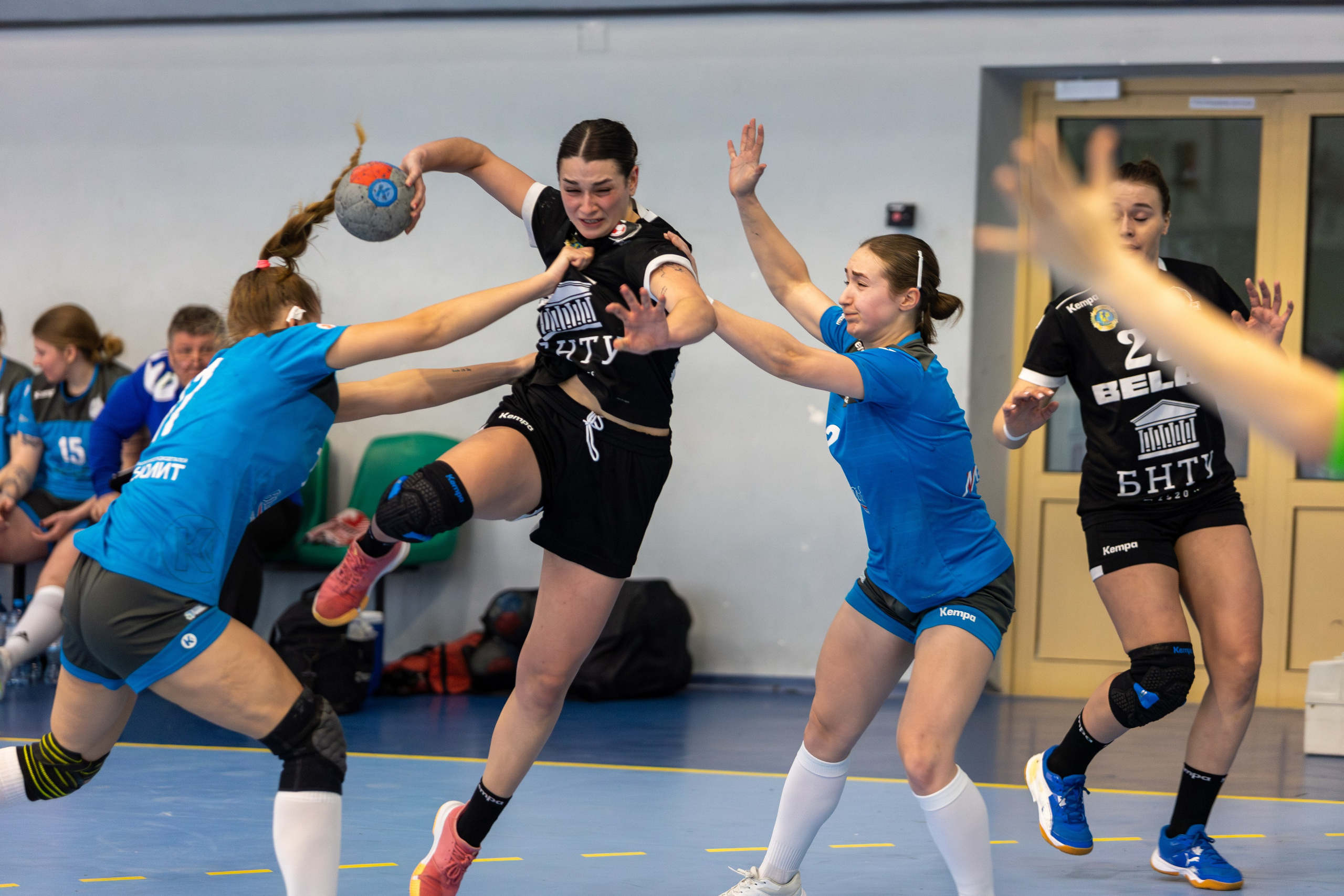Гандбол. Лучшие кадры. БНТУ — Витебчанка. Профессиональный интерьерный и репортажный фотограф Минск и РБ. Максим Орлов