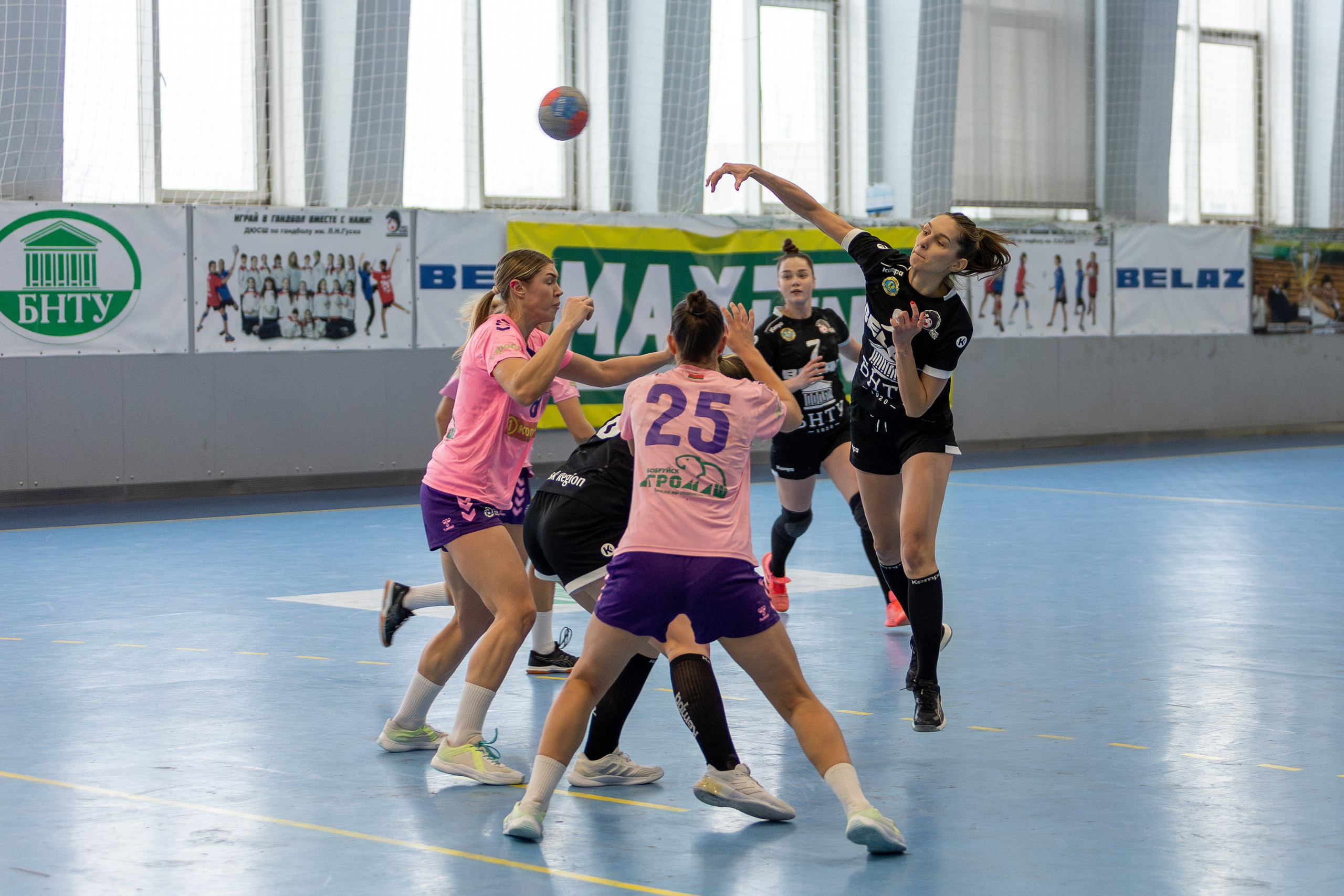 Женский гандбол. Лучшие кадры. БНТУ — Березина 09.12.2023. Профессиональный интерьерный и репортажный фотограф Минск и РБ. Максим Орлов