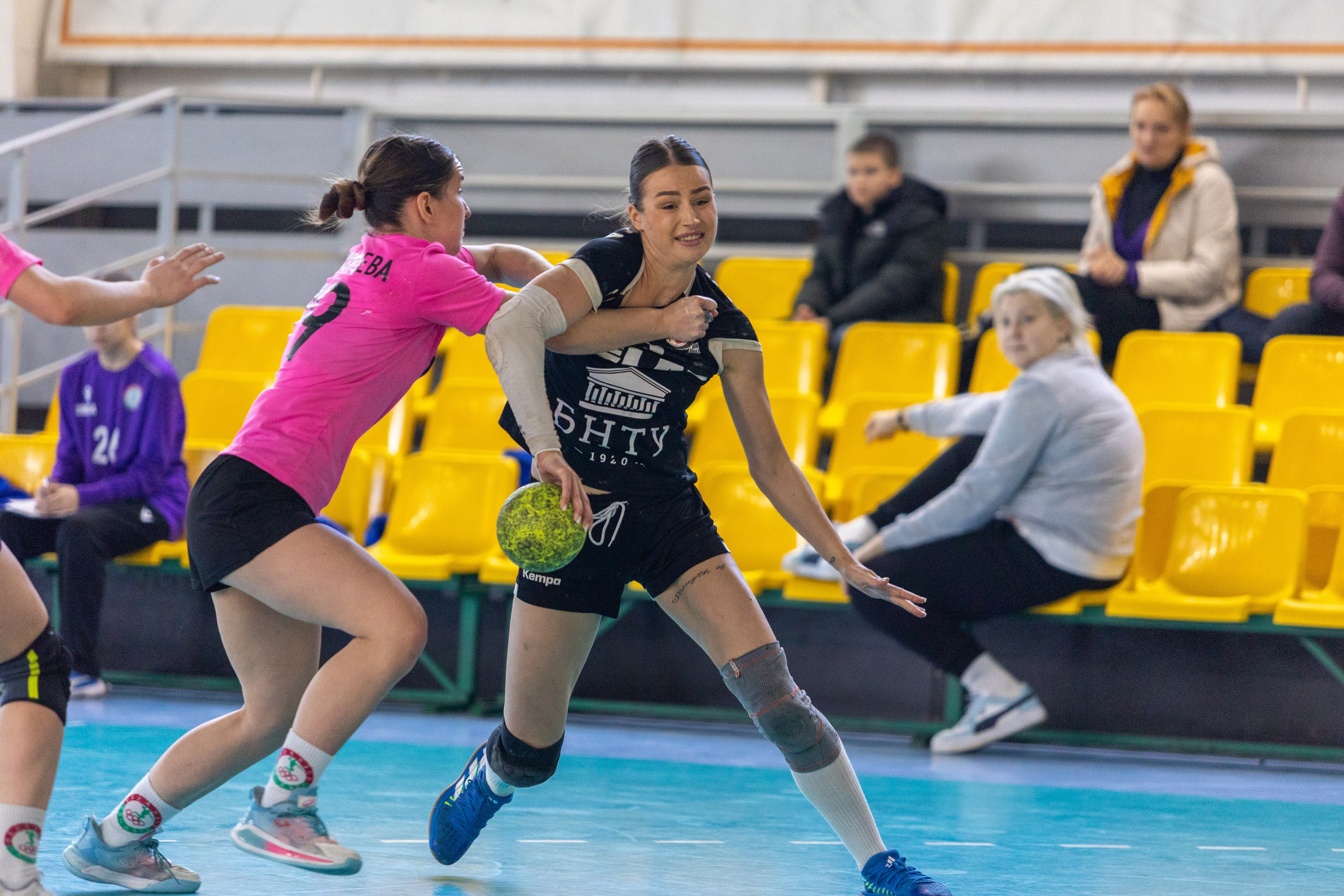 Женский гандбол. Лучшие кадры. БНТУ — Звезда. 08.02.2025. Профессиональный интерьерный и репортажный фотограф Минск и РБ. Максим Орлов