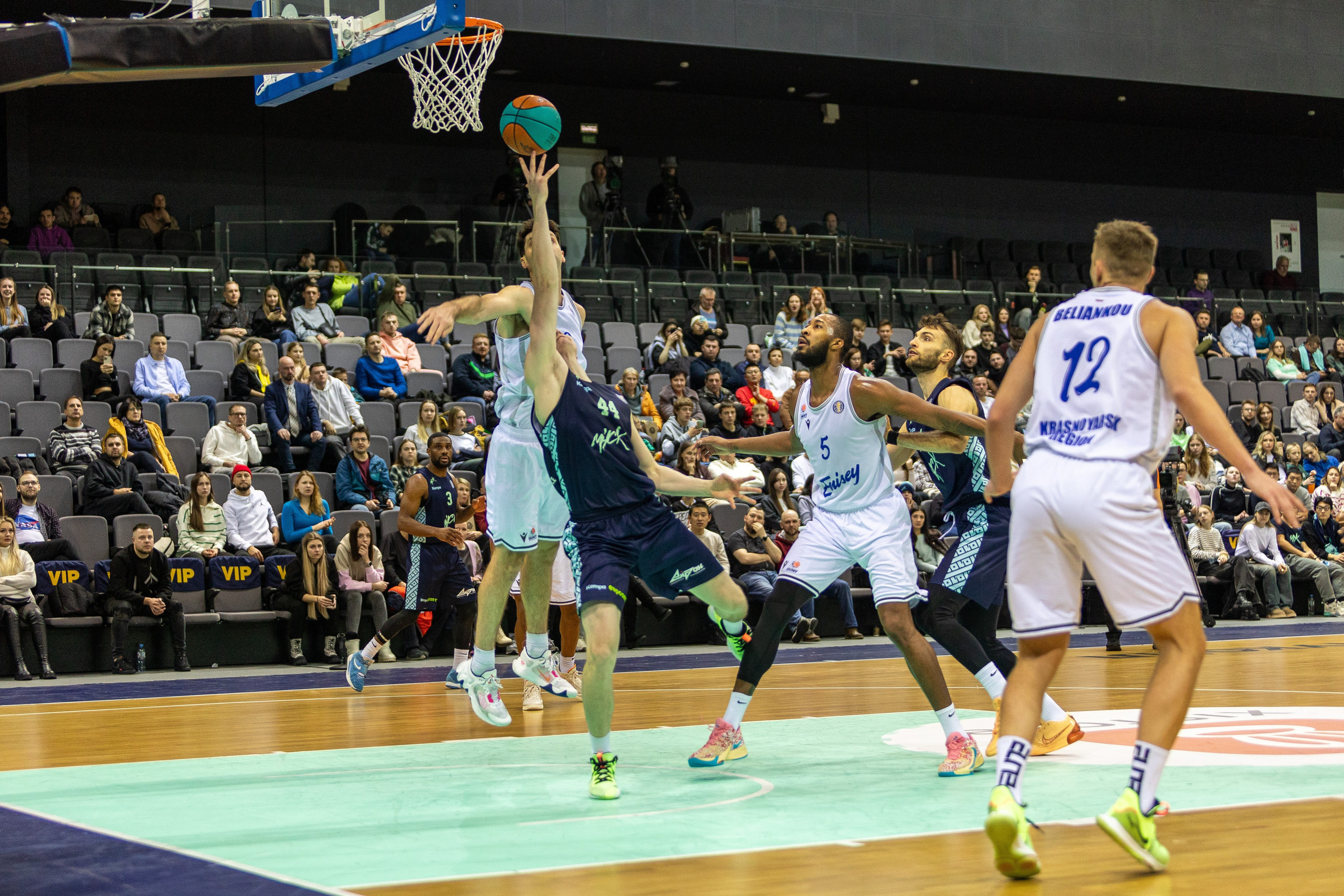 Баскетбол. Лучшие кадры. Минск — Енисей. 11.12.2023. Профессиональный интерьерный и репортажный фотограф Минск и РБ. Максим Орлов