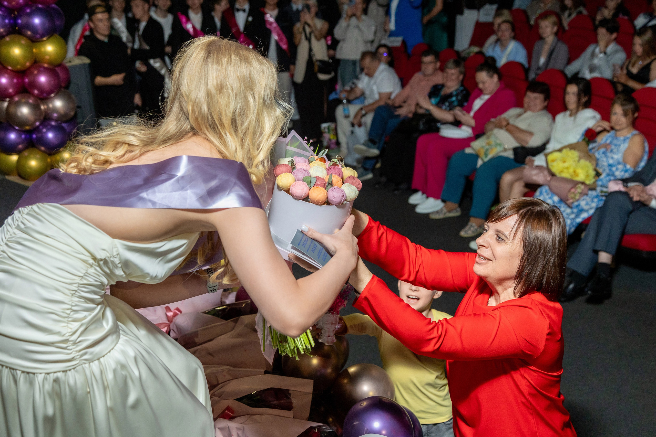 Вручение дипломов. 47 школа. Профессиональный интерьерный и репортажный фотограф Минск и РБ. Максим Орлов