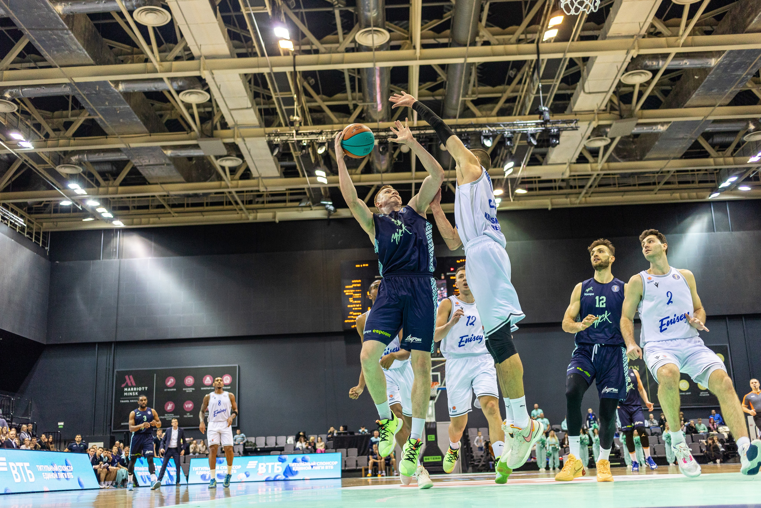 Баскетбол. Лучшие кадры. Минск — Енисей. 11.12.2023. Профессиональный интерьерный и репортажный фотограф Минск и РБ. Максим Орлов