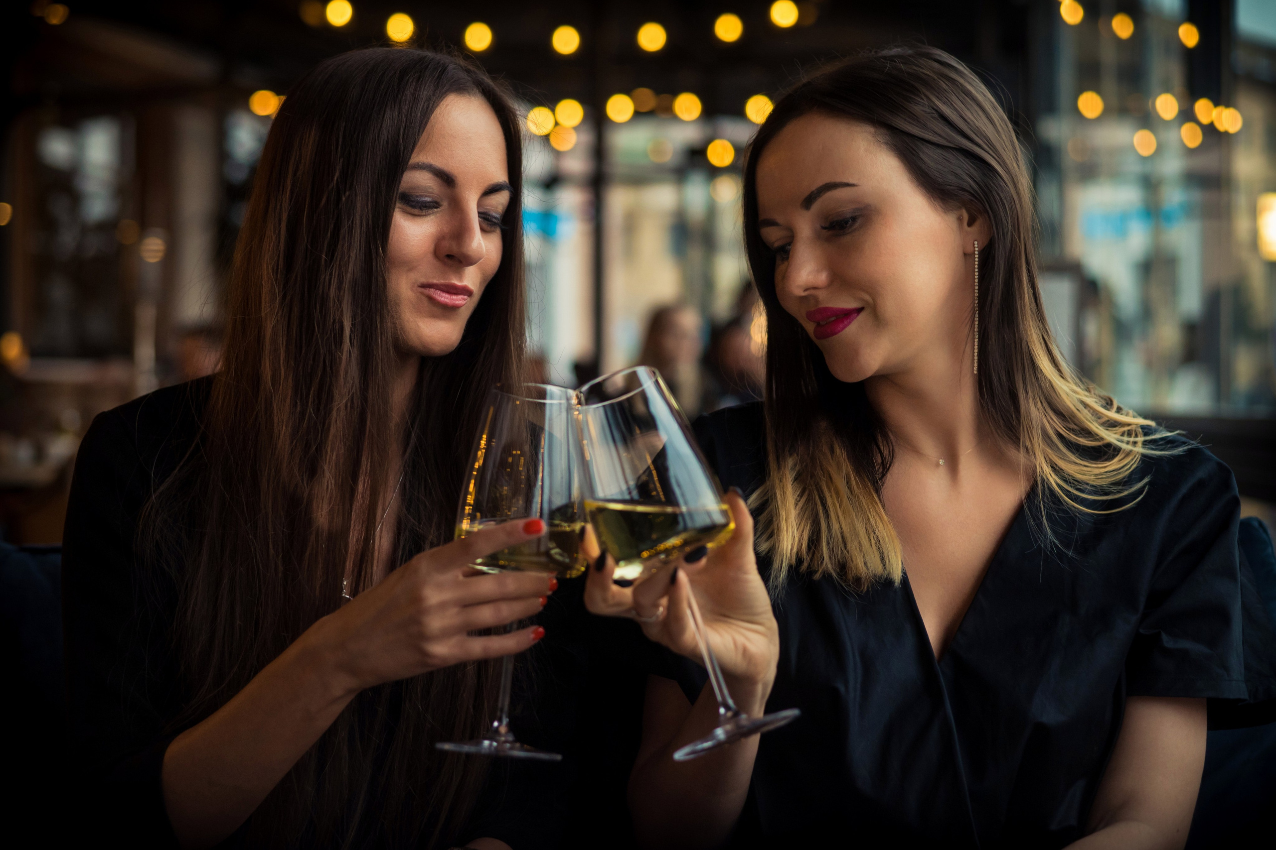 Оля и Юля в кафе «Березка». Профессиональный интерьерный и репортажный фотограф Минск и РБ. Максим Орлов