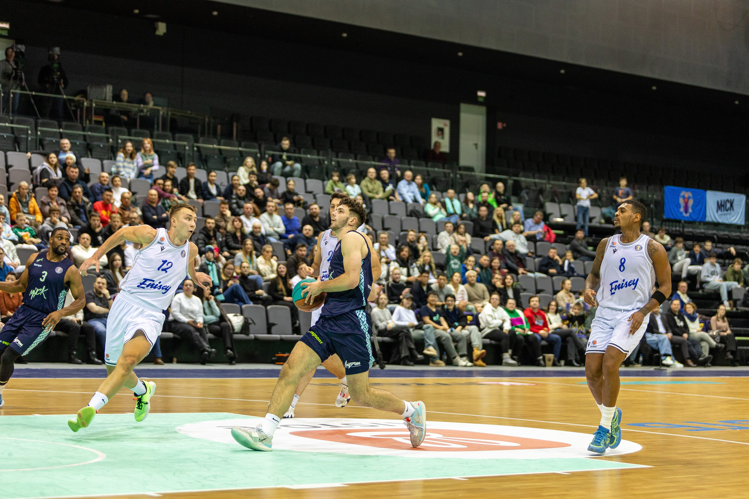 Баскетбол. Лучшие кадры. Минск — Енисей. 11.12.2023. Профессиональный интерьерный и репортажный фотограф Минск и РБ. Максим Орлов