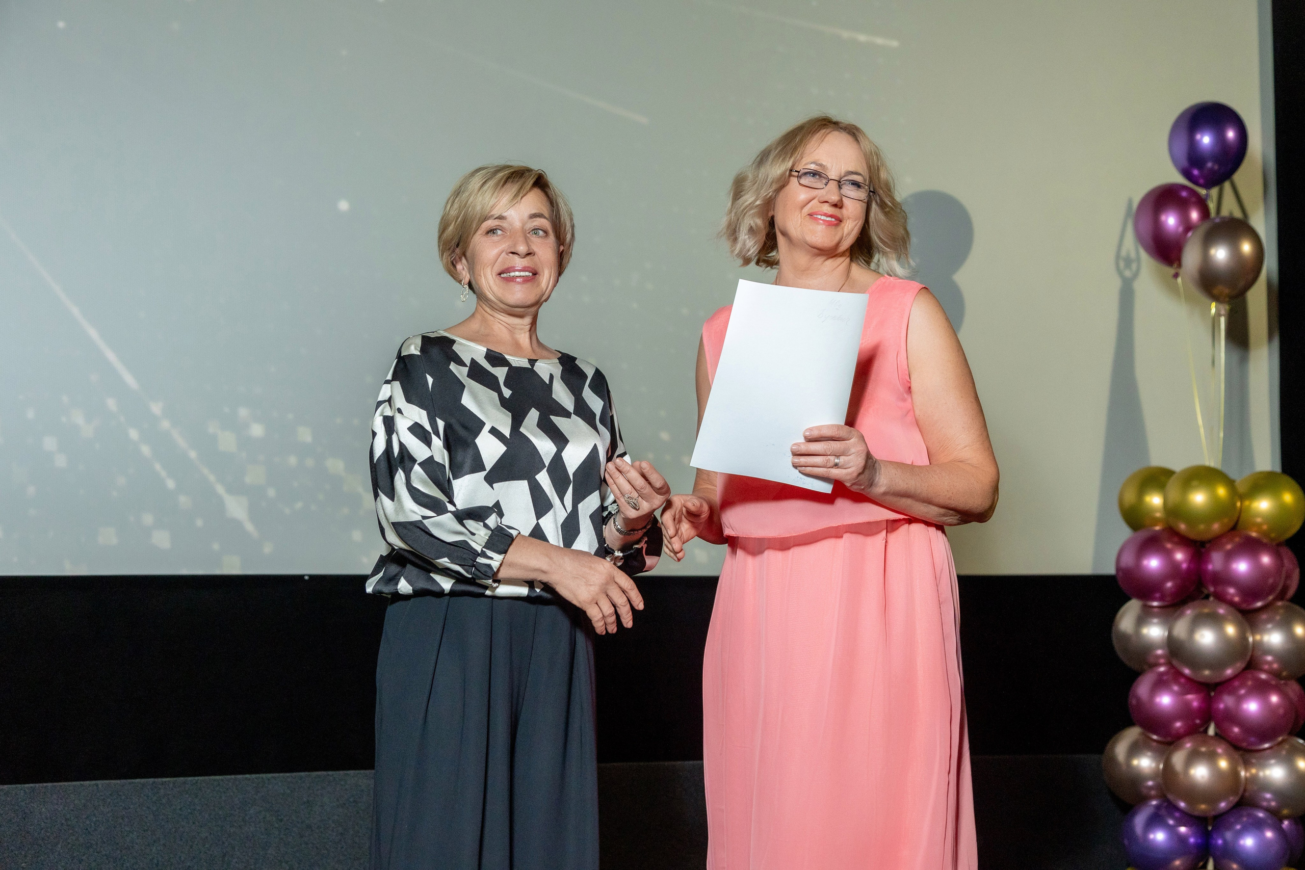 Вручение дипломов. 47 школа. Профессиональный интерьерный и репортажный фотограф Минск и РБ. Максим Орлов