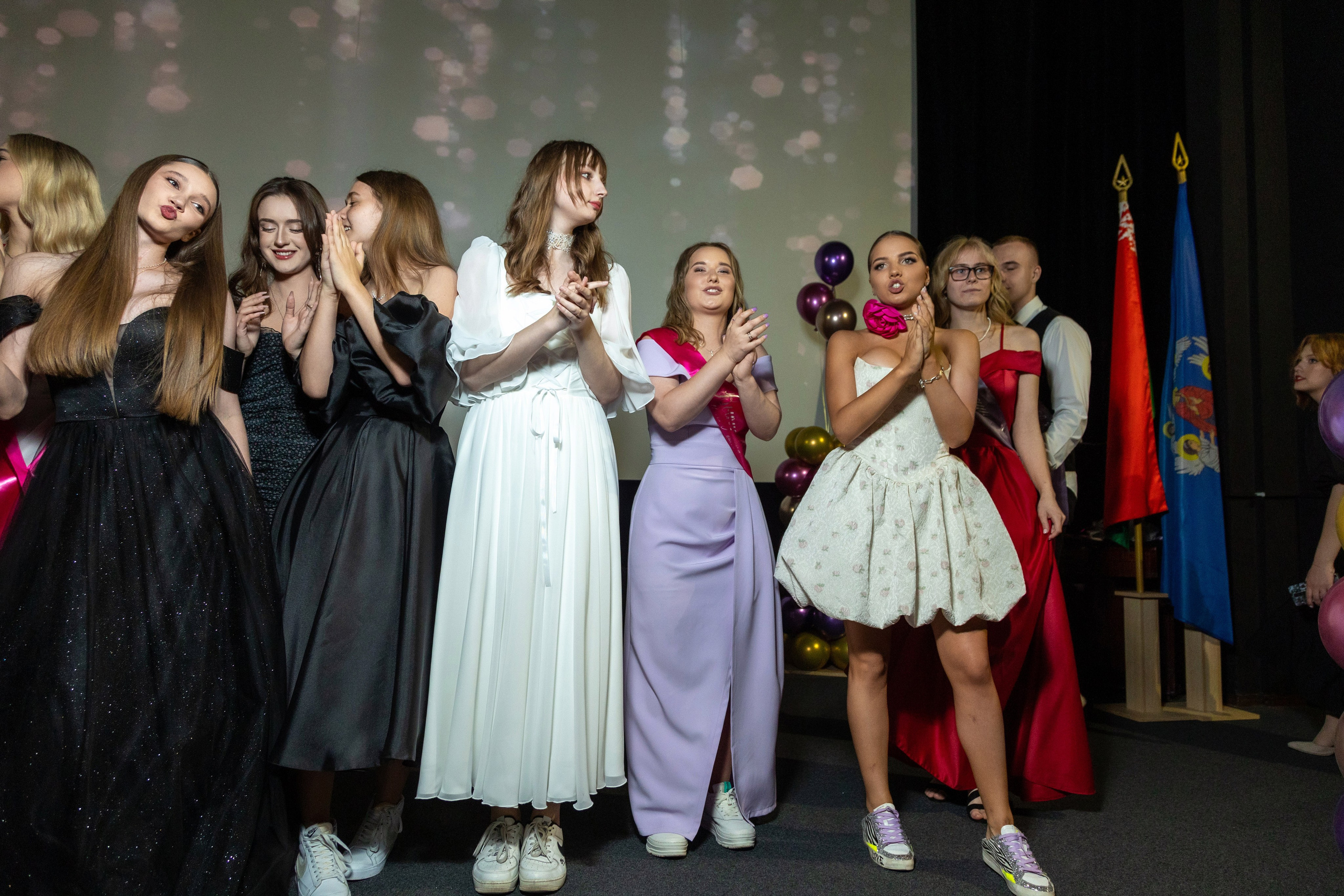 Вручение дипломов. 47 школа. Профессиональный интерьерный и репортажный фотограф Минск и РБ. Максим Орлов