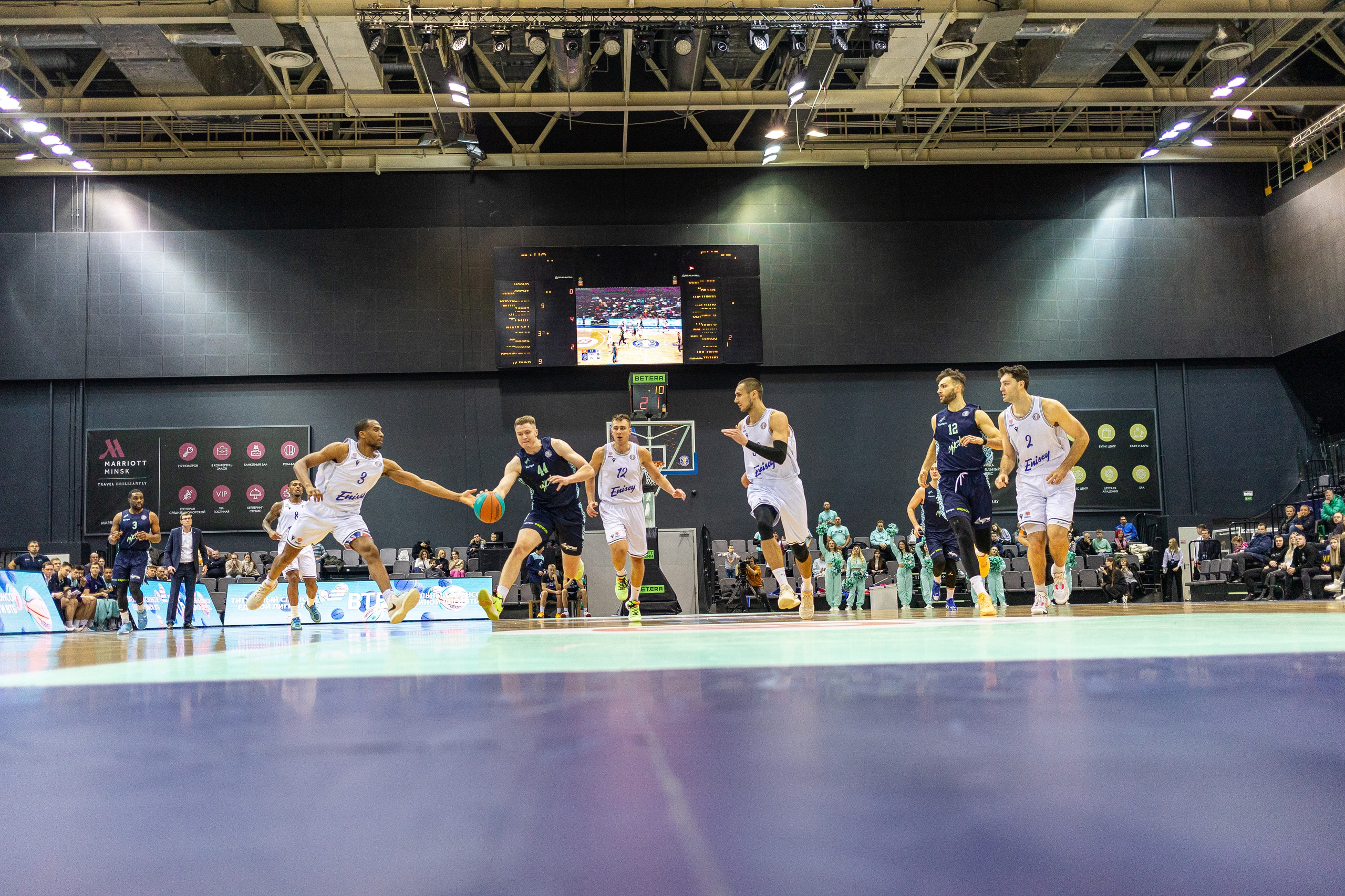 Баскетбол. Лучшие кадры. Минск — Енисей. 11.12.2023. Профессиональный интерьерный и репортажный фотограф Минск и РБ. Максим Орлов