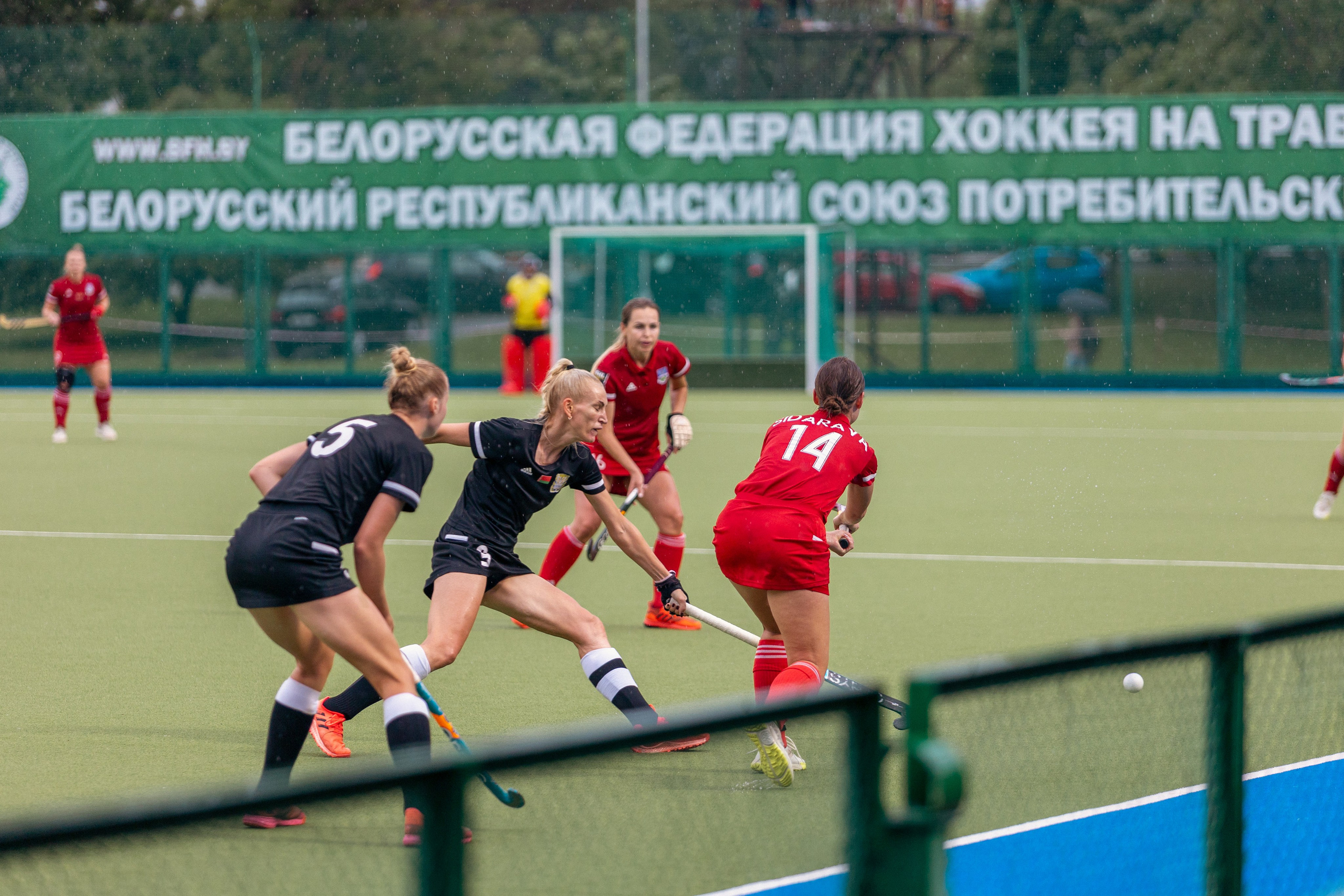 Хоккей на траве. Девушки. ХК Минск — ХК Виктория (Смолевичи) 10.06.2024. Профессиональный интерьерный и репортажный фотограф Минск и РБ. Максим Орлов