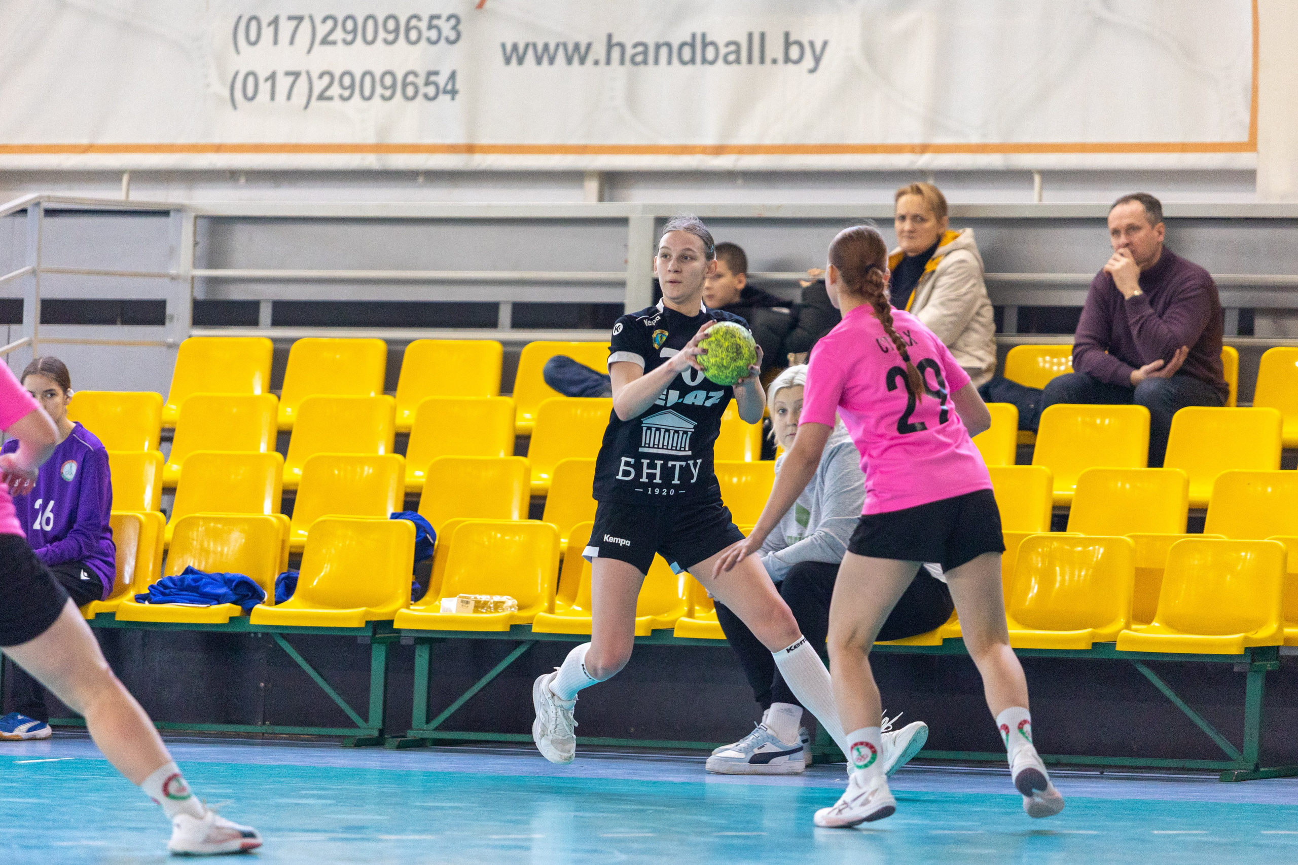 Женский гандбол. Лучшие кадры. БНТУ — Звезда. 08.02.2025. Профессиональный интерьерный и репортажный фотограф Минск и РБ. Максим Орлов