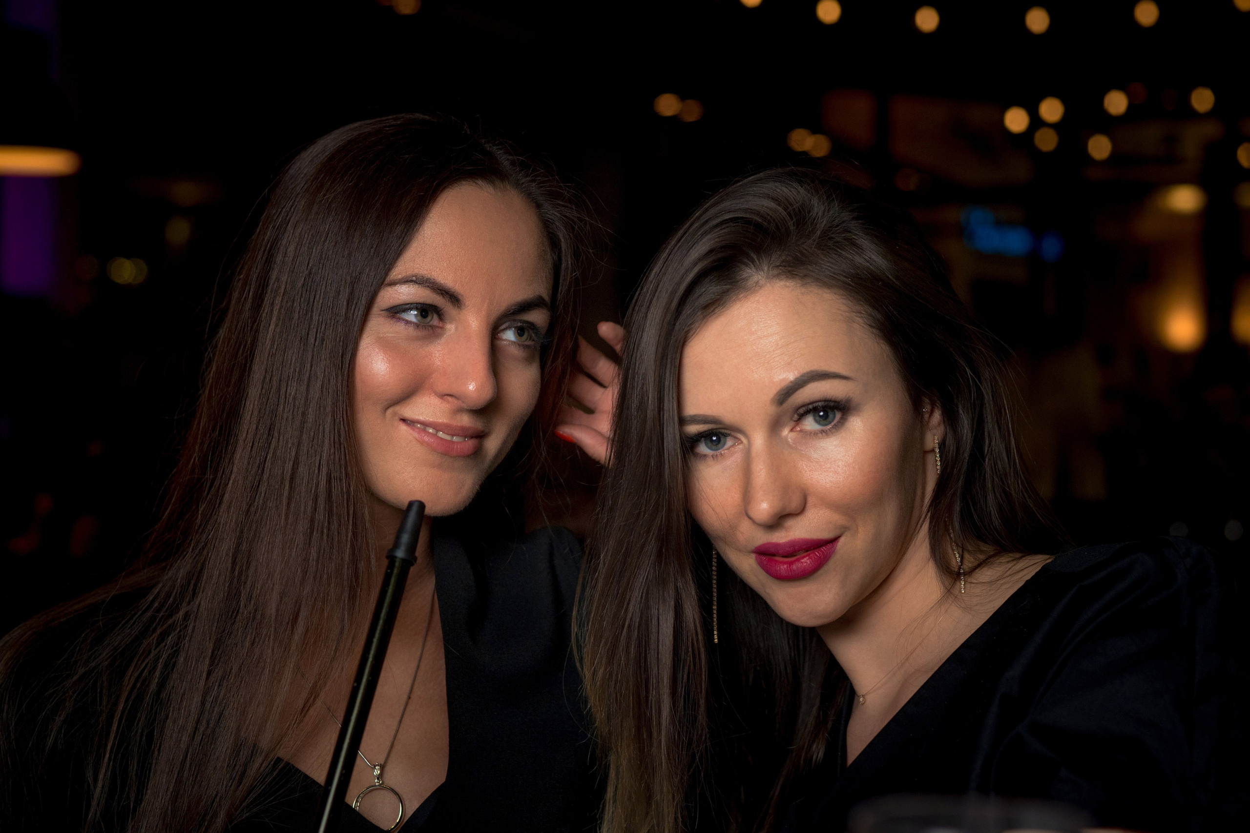 Оля и Юля в кафе «Березка». Профессиональный интерьерный и репортажный фотограф Минск и РБ. Максим Орлов