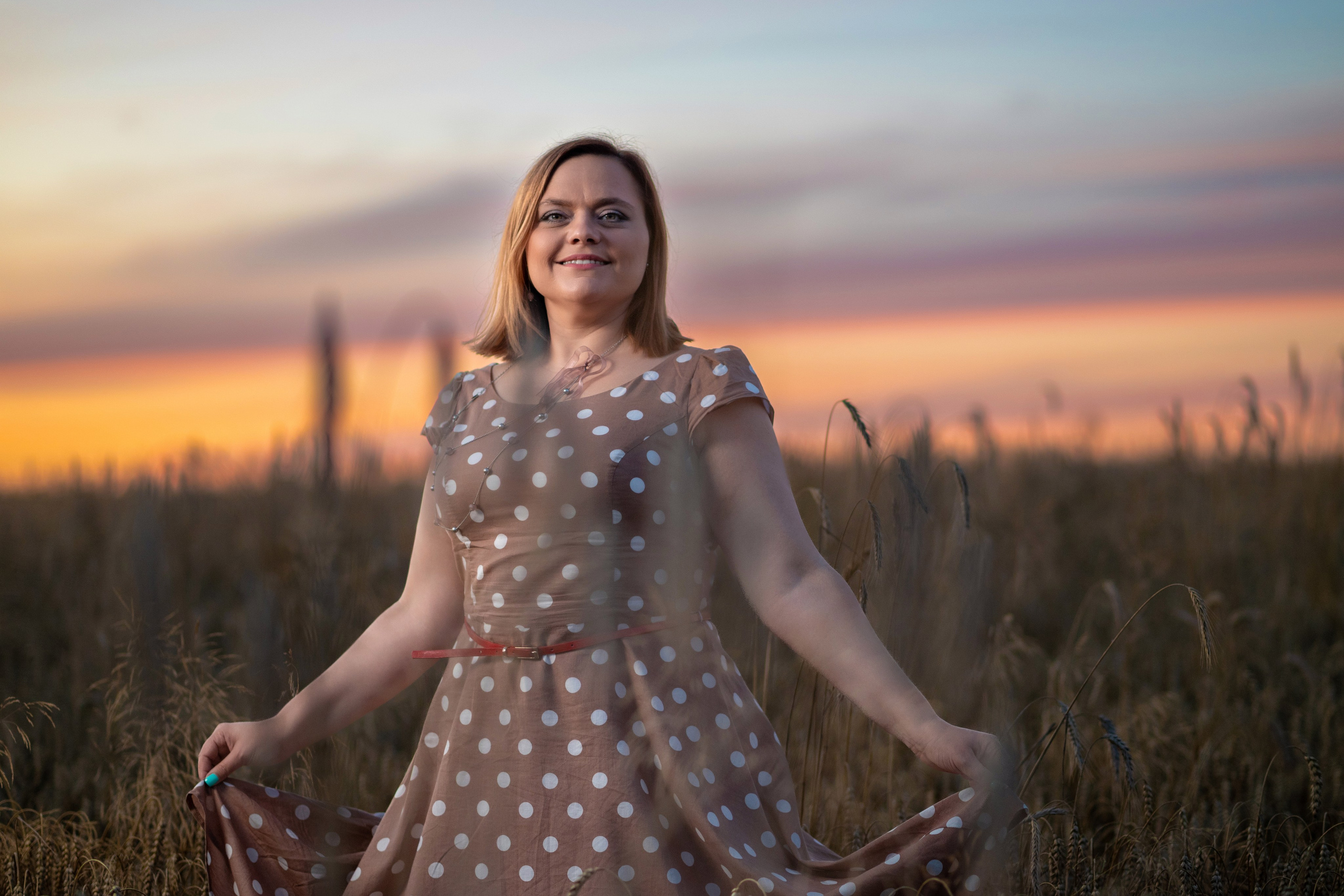 Катюша в поле на закате. Профессиональный интерьерный и репортажный фотограф Минск и РБ. Максим Орлов