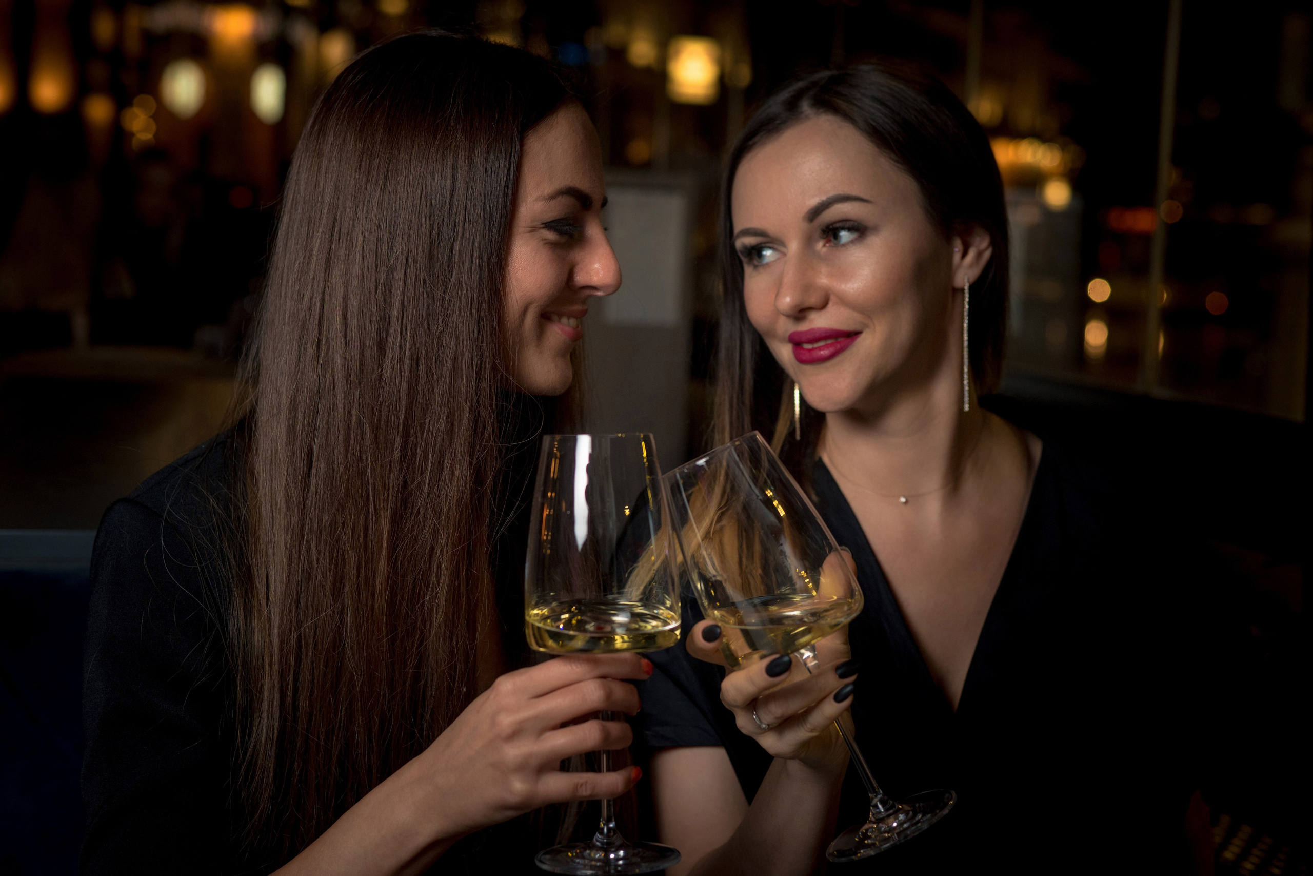 Оля и Юля в кафе «Березка». Профессиональный интерьерный и репортажный фотограф Минск и РБ. Максим Орлов