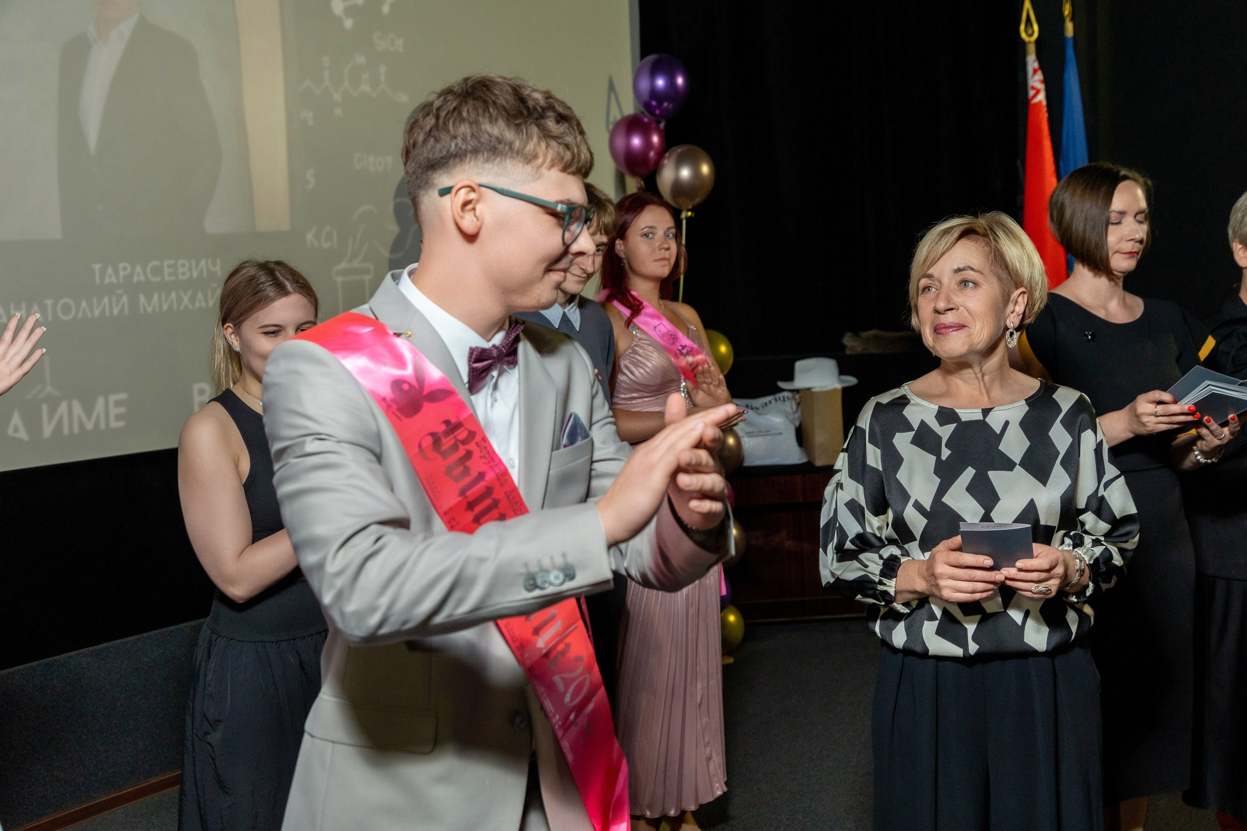 Вручение дипломов. 47 школа. Профессиональный интерьерный и репортажный фотограф Минск и РБ. Максим Орлов