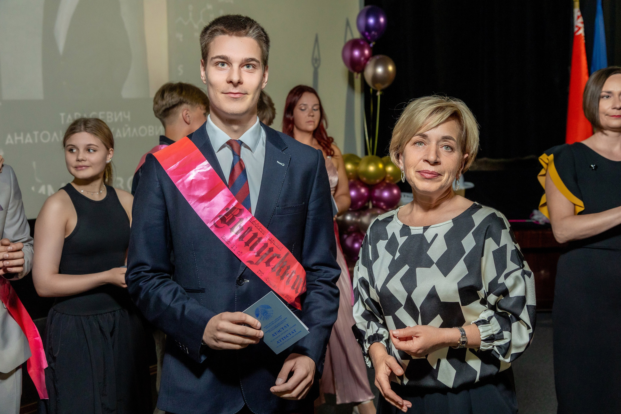 Вручение дипломов. 47 школа. Профессиональный интерьерный и репортажный фотограф Минск и РБ. Максим Орлов