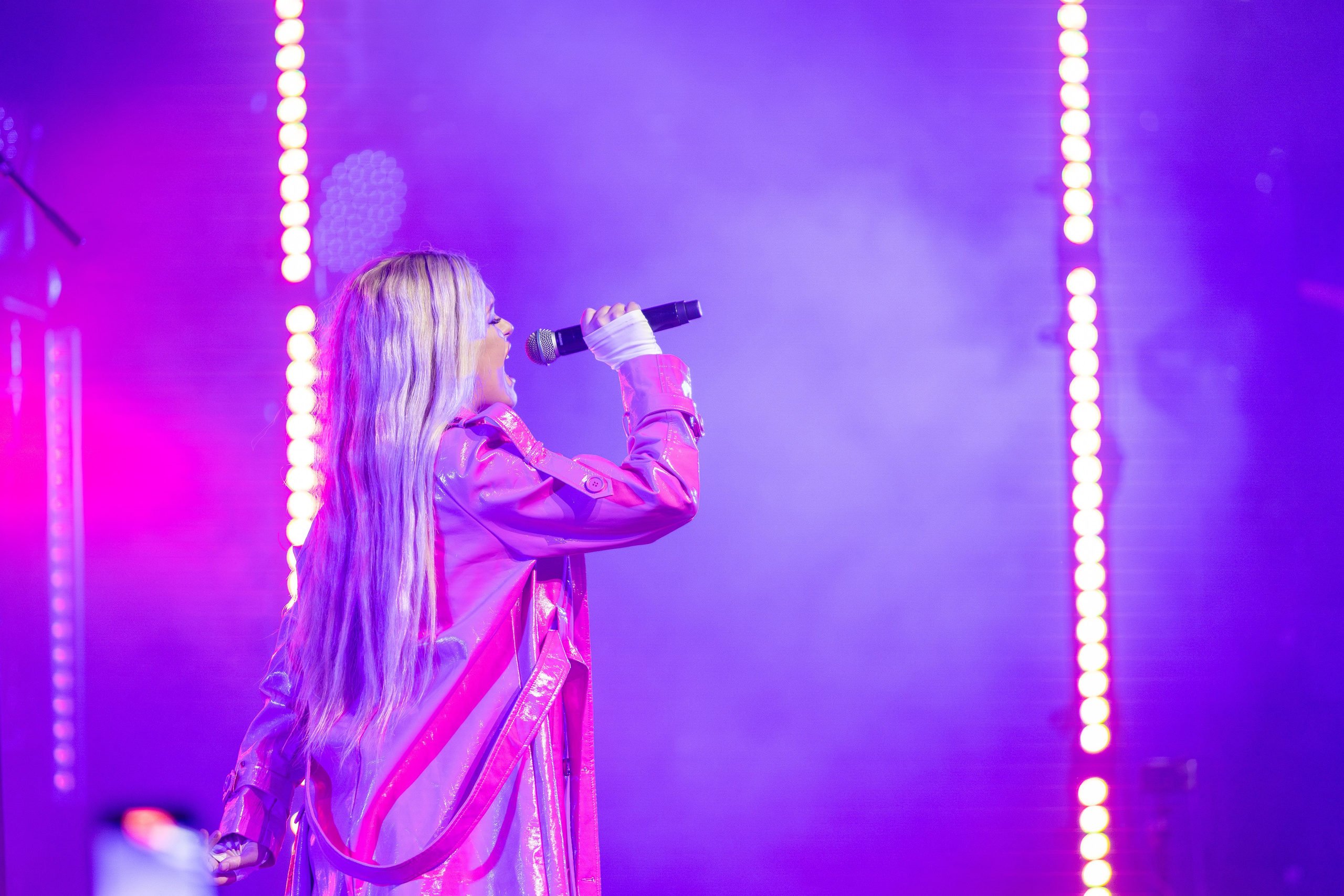 Концерт Насти Кравченко. Профессиональный интерьерный и репортажный фотограф Минск и РБ. Максим Орлов