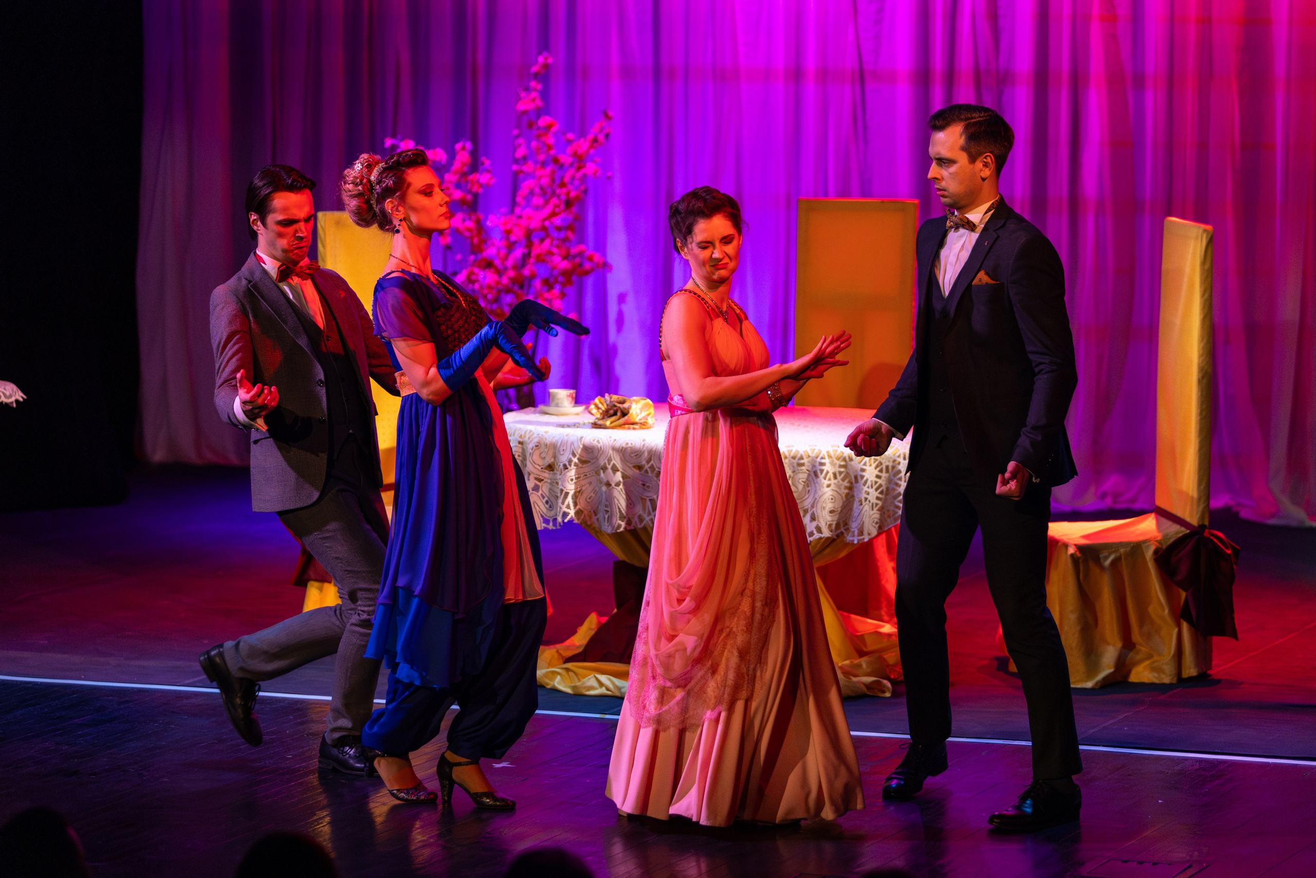 Новый театр «Как важно быть серьезным». Профессиональный интерьерный и репортажный фотограф Минск и РБ. Максим Орлов