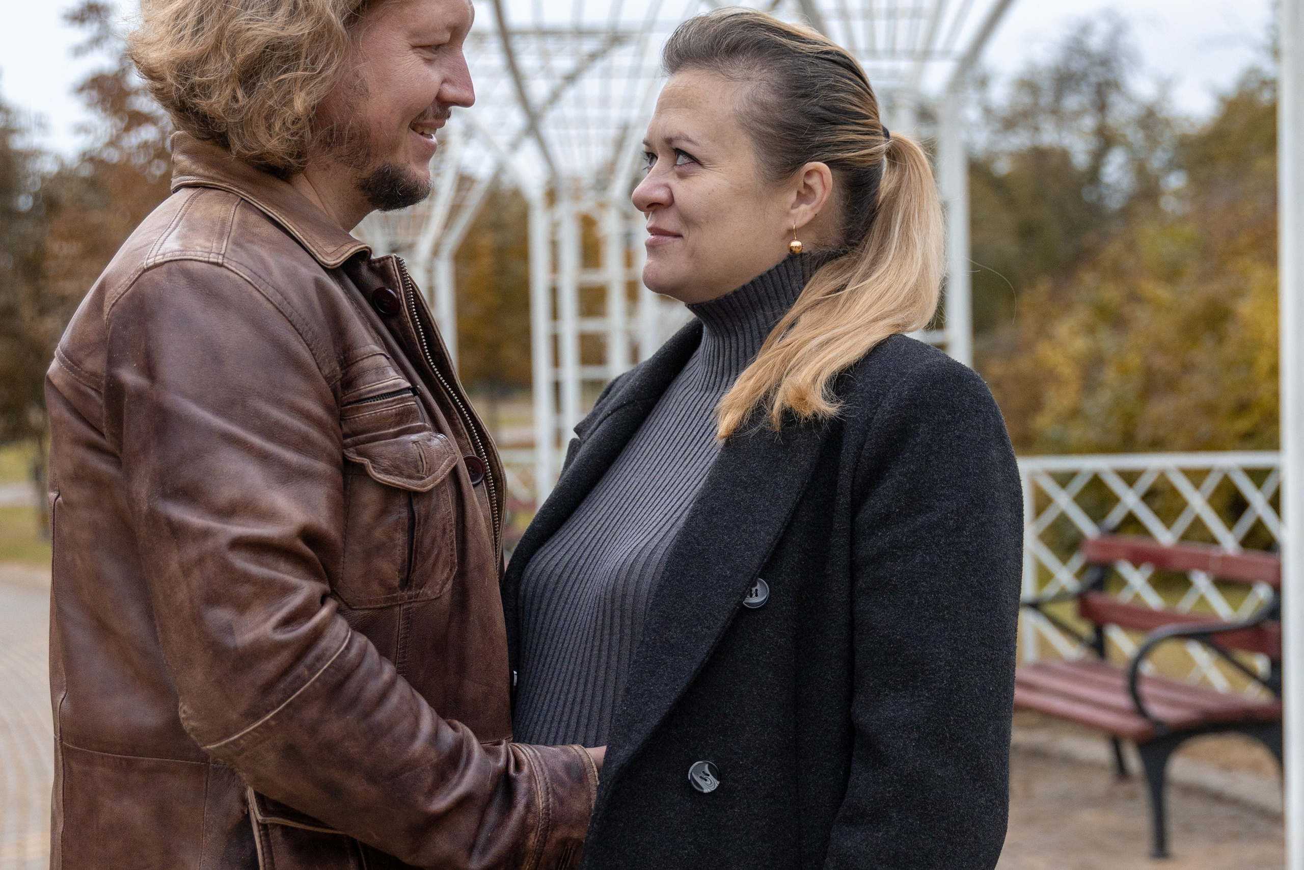 Олег и Марина. В ожидании. Фотосъемка в парке. Профессиональный интерьерный и репортажный фотограф Минск и РБ. Максим Орлов