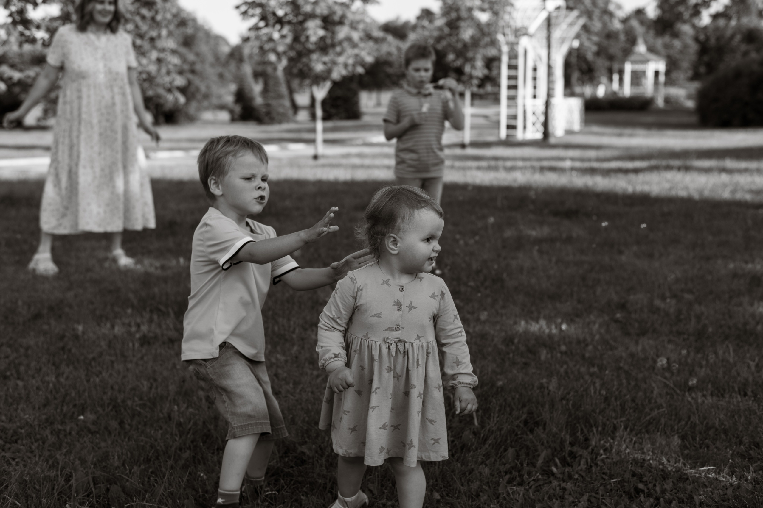 Максим, Алеся и их дети (Кирим, Федя и Зоя). Профессиональный интерьерный и репортажный фотограф Минск и РБ. Максим Орлов