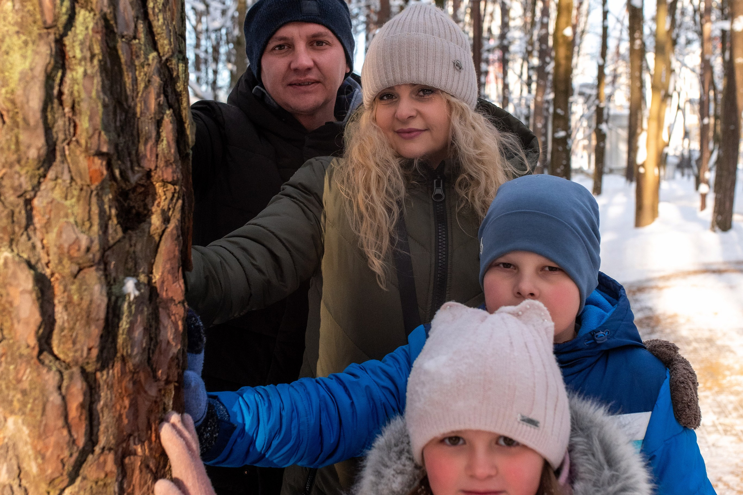 Сергей с семьей (в парке). Профессиональный интерьерный и репортажный фотограф Минск и РБ. Максим Орлов