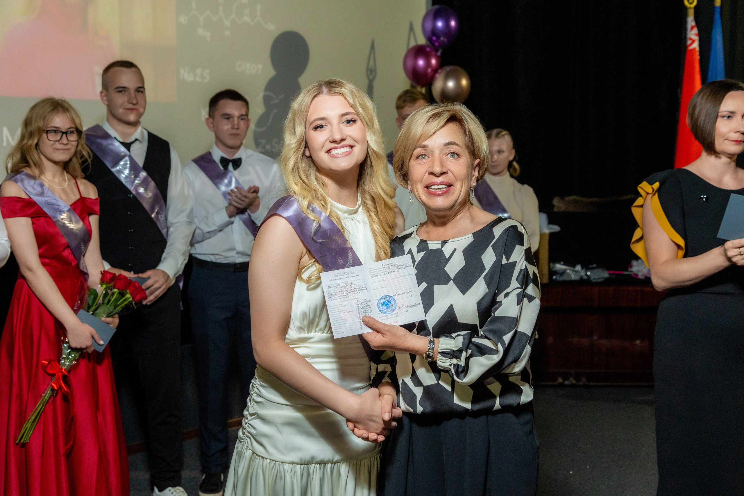 Вручение дипломов. 47 школа. Профессиональный интерьерный и репортажный фотограф Минск и РБ. Максим Орлов