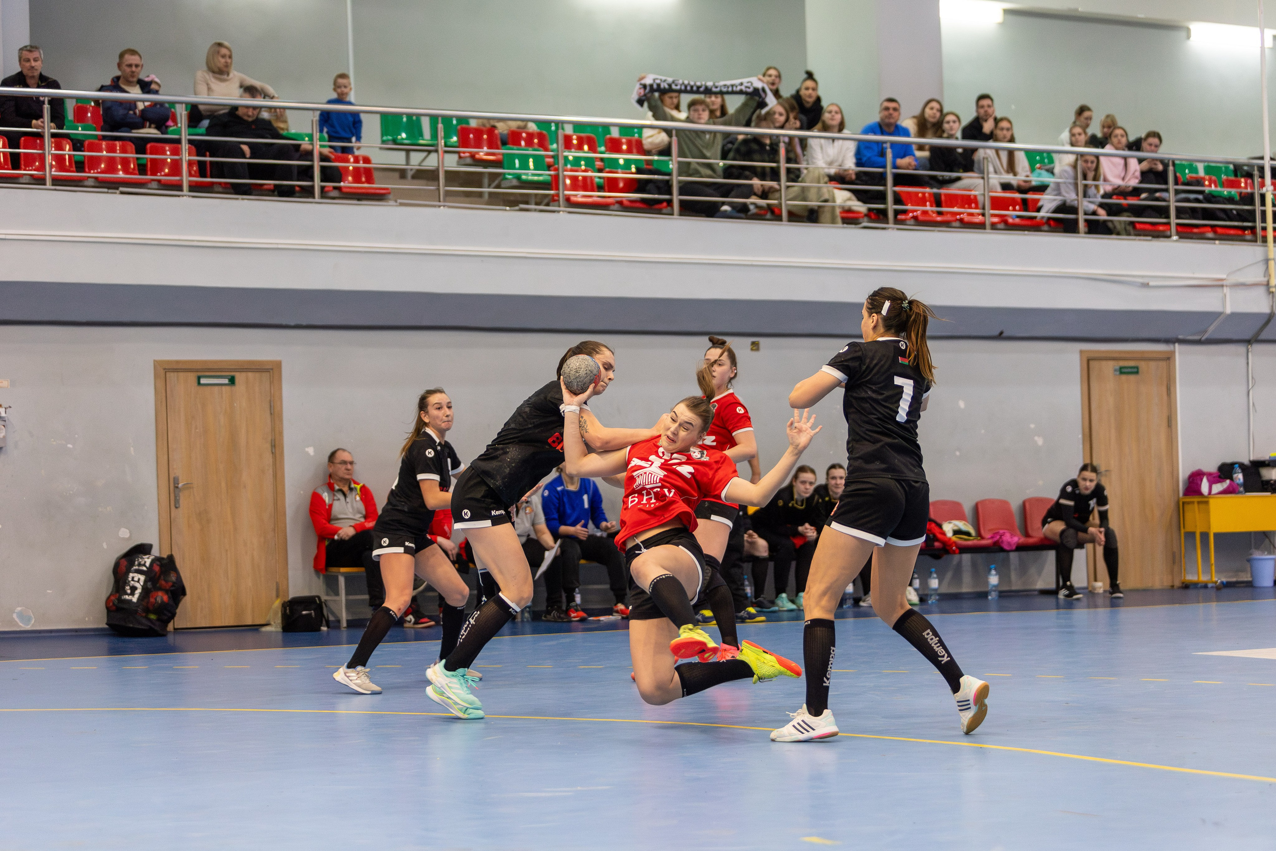 Гандбол. Лучшие кадры. БНТУ — Гродничанка. 13.12.2023. Профессиональный интерьерный и репортажный фотограф Минск и РБ. Максим Орлов