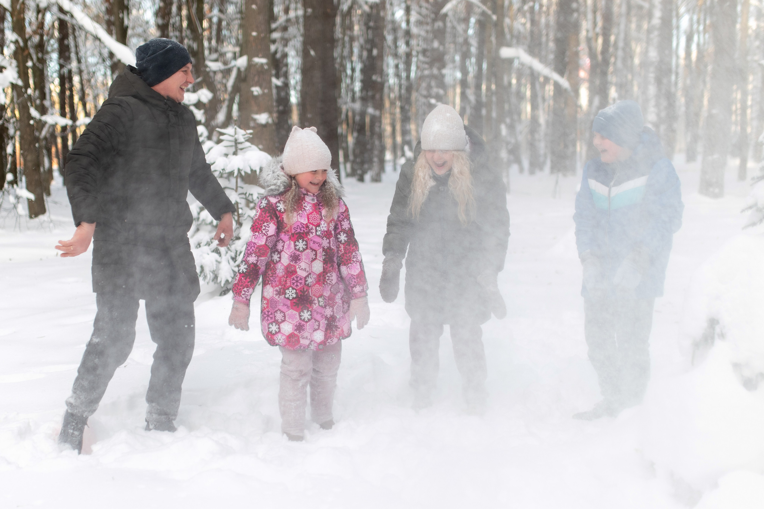 Сергей с семьей (в парке). Профессиональный интерьерный и репортажный фотограф Минск и РБ. Максим Орлов