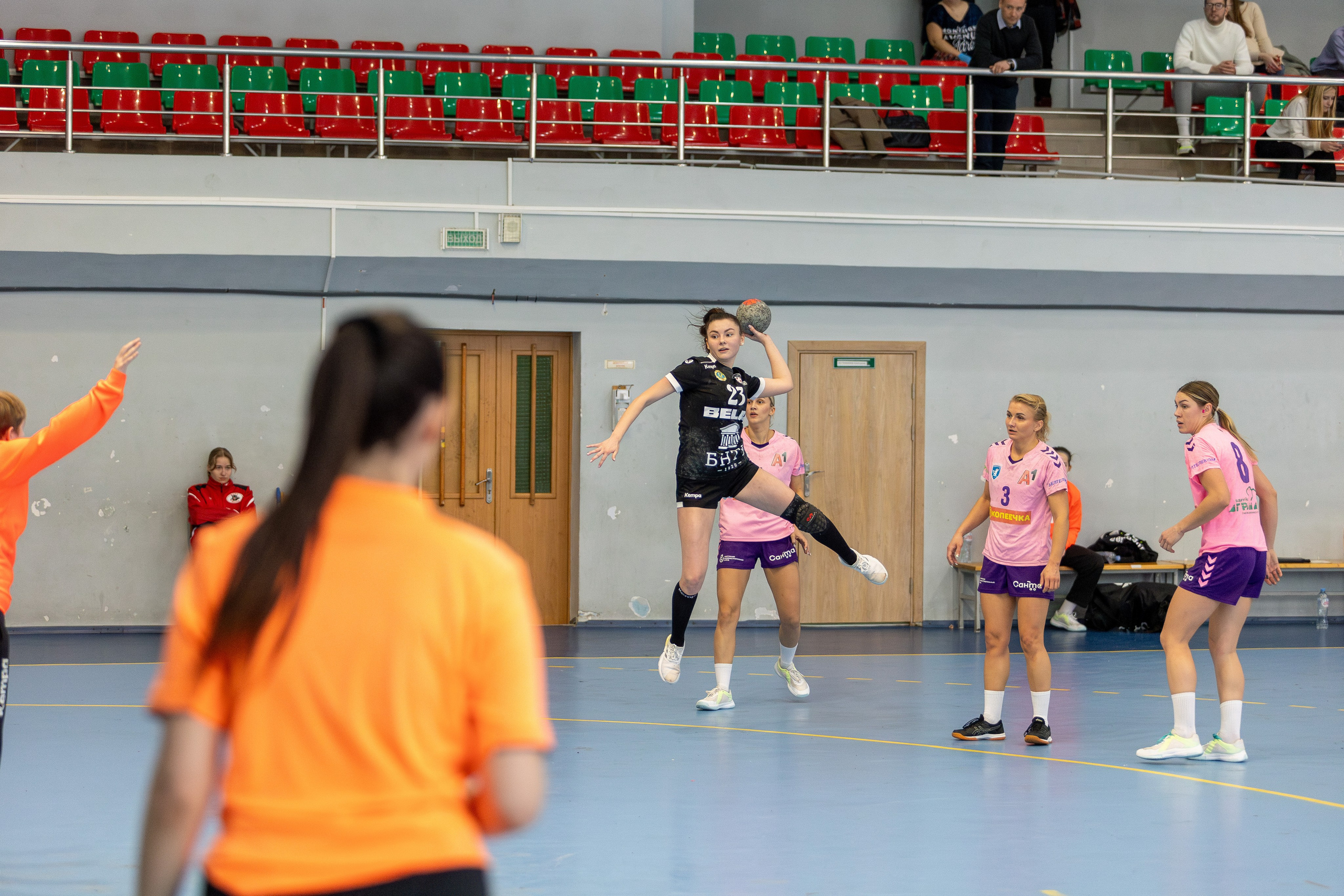 Женский гандбол. Лучшие кадры. БНТУ — Березина 09.12.2023. Профессиональный интерьерный и репортажный фотограф Минск и РБ. Максим Орлов