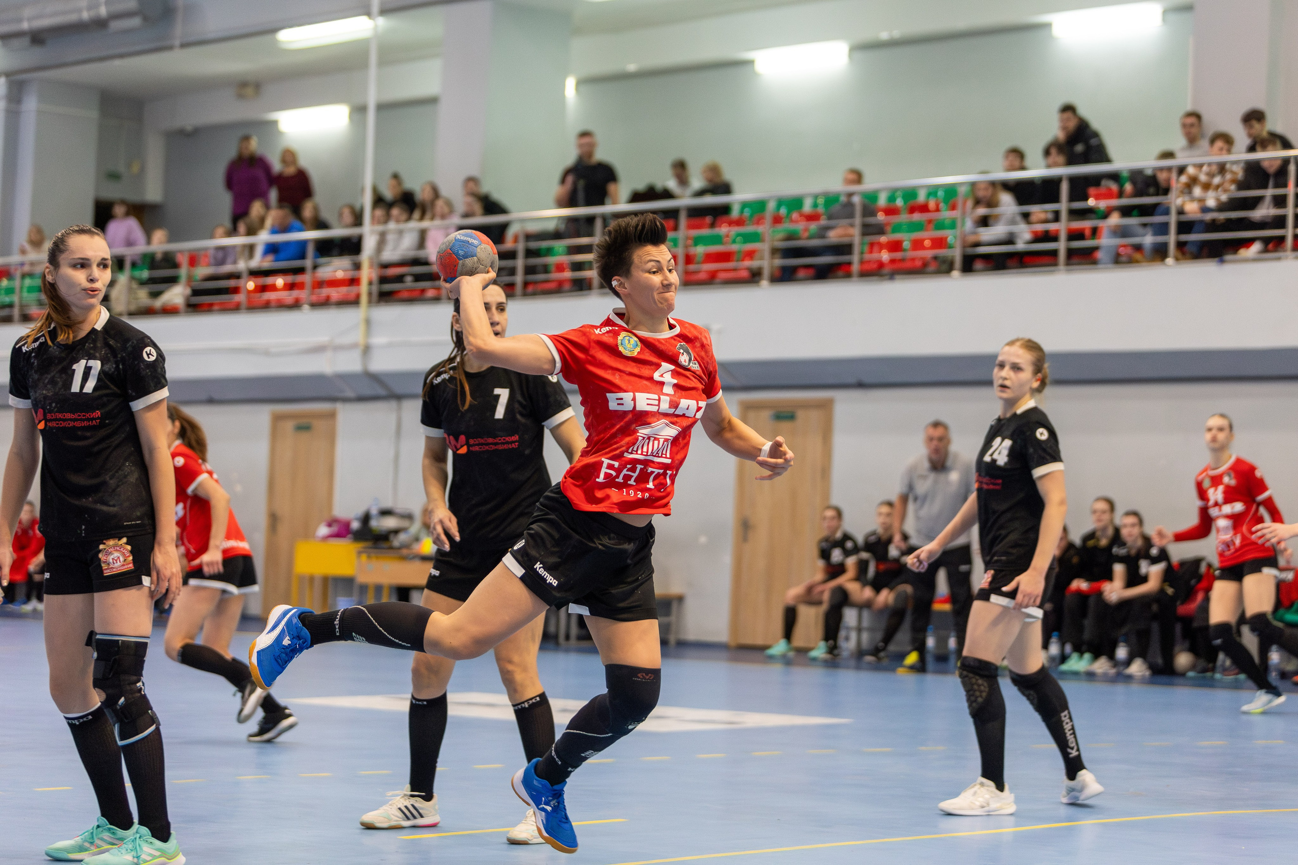 Гандбол. Лучшие кадры. БНТУ — Гродничанка. 13.12.2023. Профессиональный интерьерный и репортажный фотограф Минск и РБ. Максим Орлов