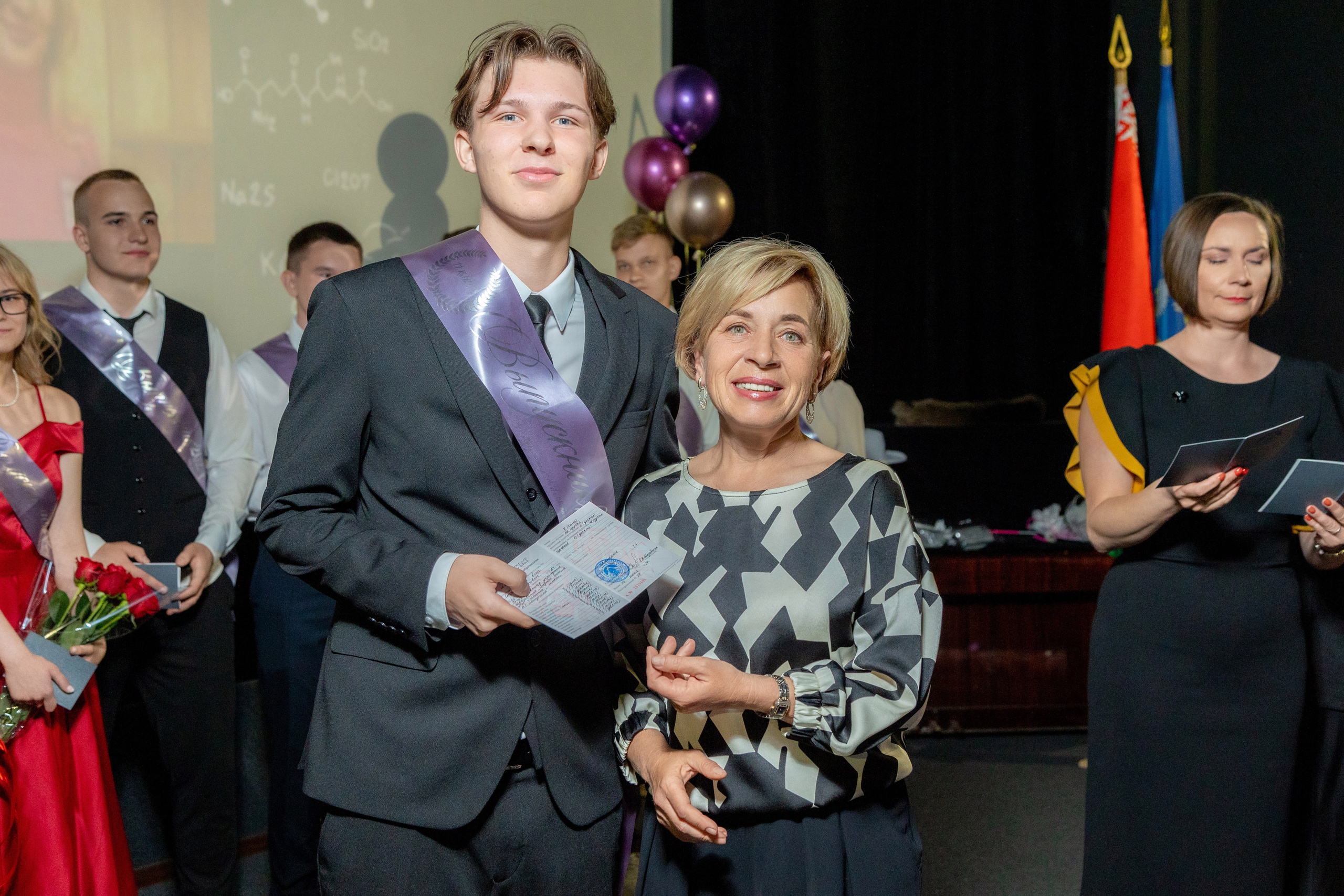 Вручение дипломов. 47 школа. Профессиональный интерьерный и репортажный фотограф Минск и РБ. Максим Орлов