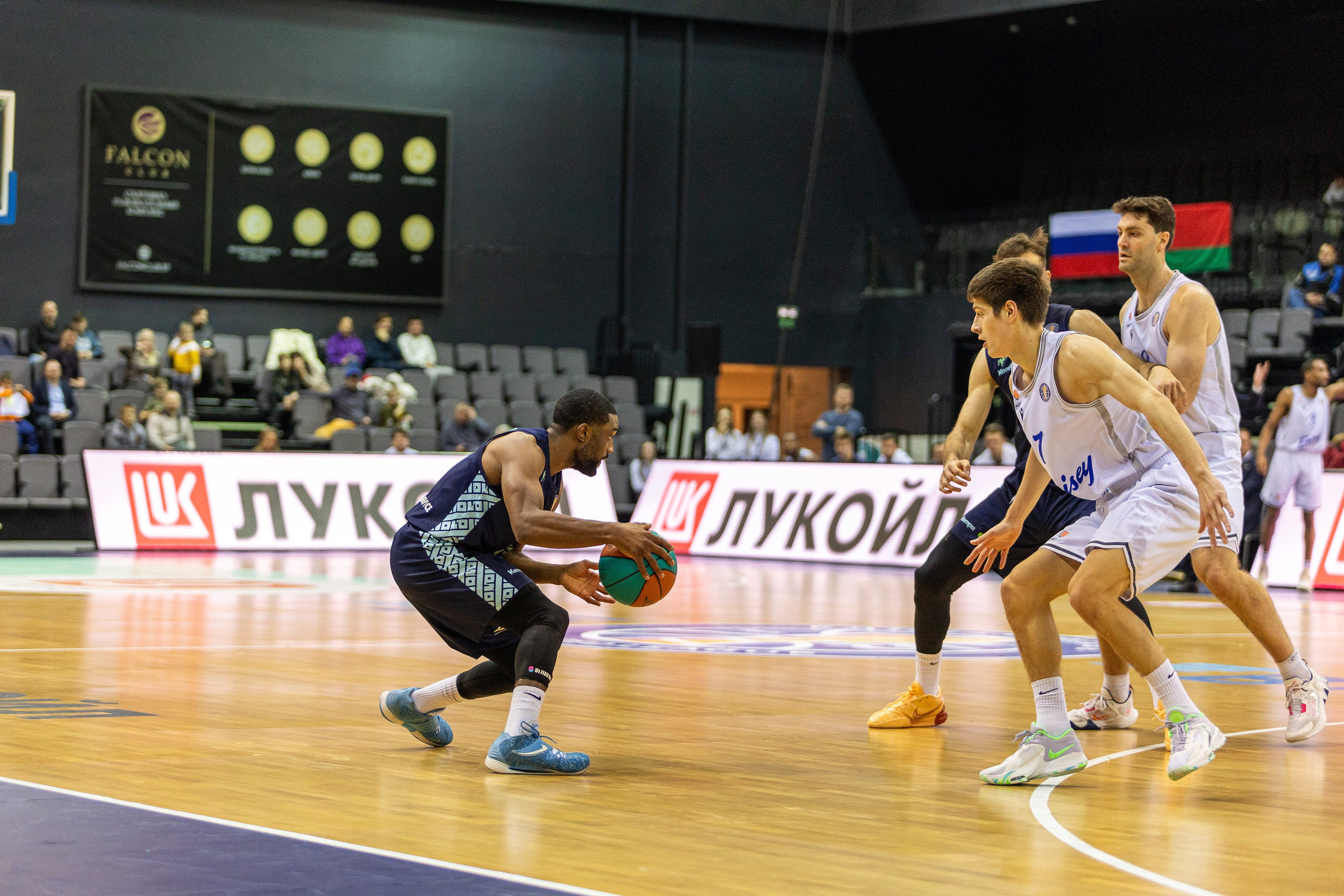 Баскетбол. Лучшие кадры. Минск — Енисей. 11.12.2023. Профессиональный интерьерный и репортажный фотограф Минск и РБ. Максим Орлов