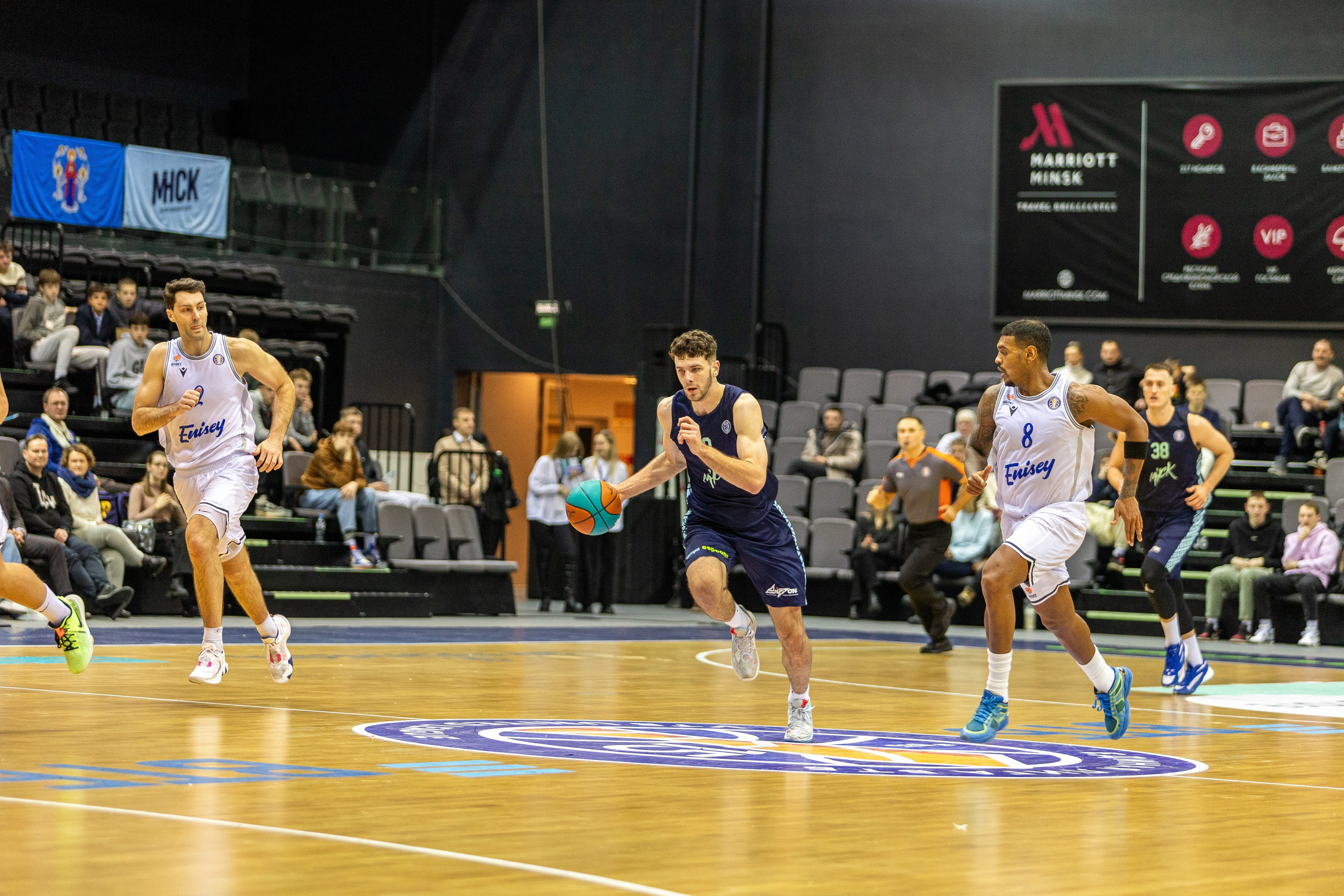 Баскетбол. Лучшие кадры. Минск — Енисей. 11.12.2023. Профессиональный интерьерный и репортажный фотограф Минск и РБ. Максим Орлов