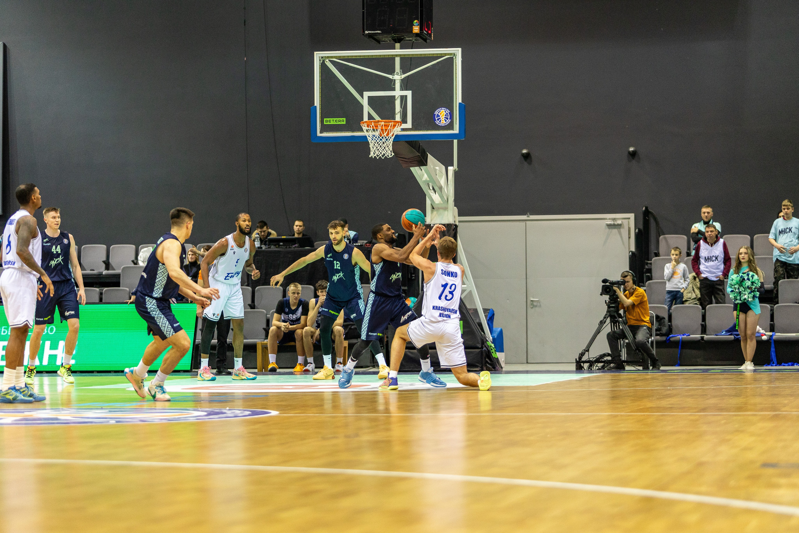 Баскетбол. Лучшие кадры. Минск — Енисей. 11.12.2023. Профессиональный интерьерный и репортажный фотограф Минск и РБ. Максим Орлов
