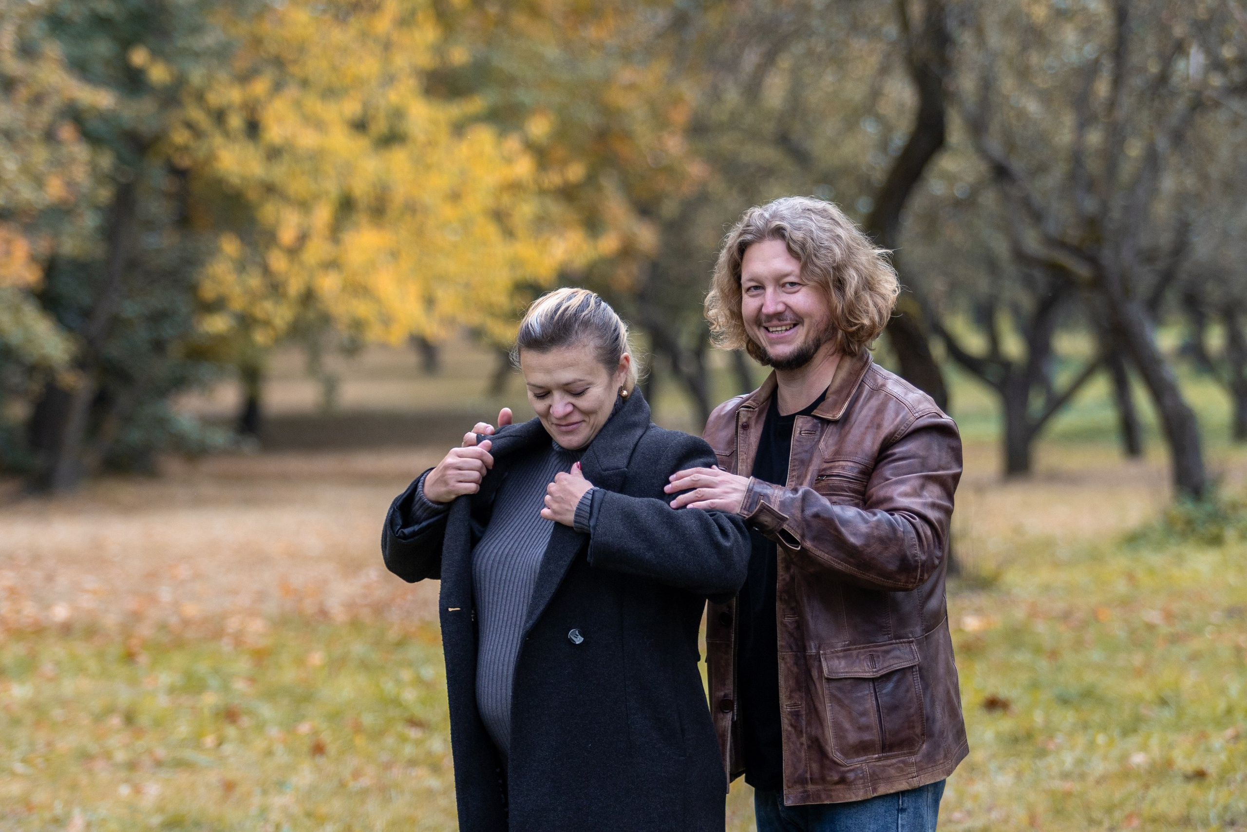 Олег и Марина. В ожидании. Фотосъемка в парке. Профессиональный интерьерный и репортажный фотограф Минск и РБ. Максим Орлов