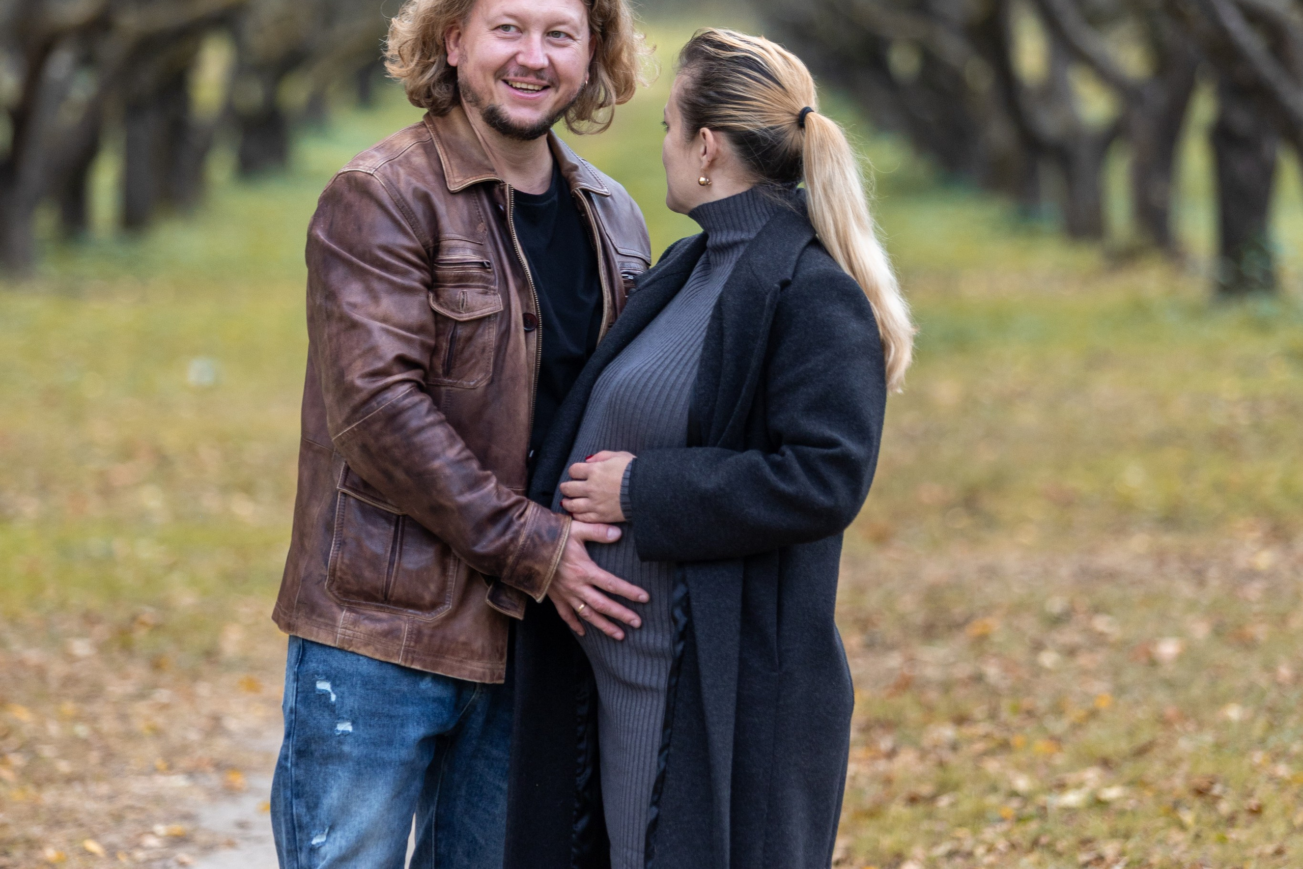Олег и Марина. В ожидании. Фотосъемка в парке. Профессиональный интерьерный и репортажный фотограф Минск и РБ. Максим Орлов