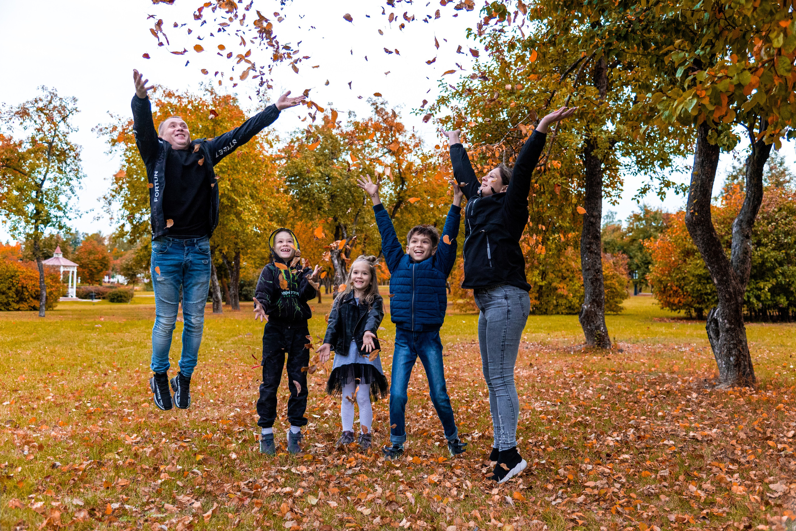 Руслан с семьей. Профессиональный интерьерный и репортажный фотограф Минск и РБ. Максим Орлов