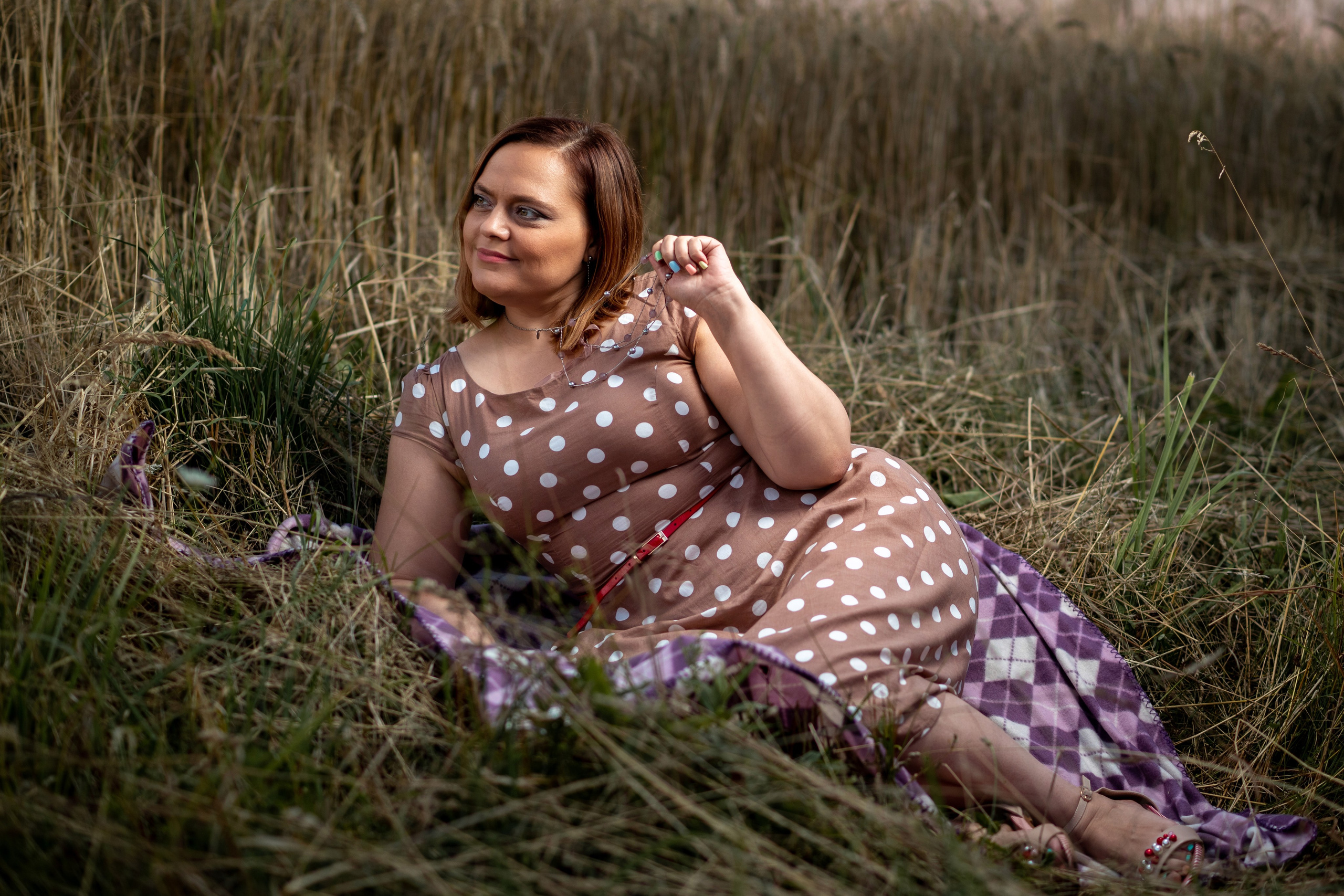 Катюша в поле на закате. Профессиональный интерьерный и репортажный фотограф Минск и РБ. Максим Орлов